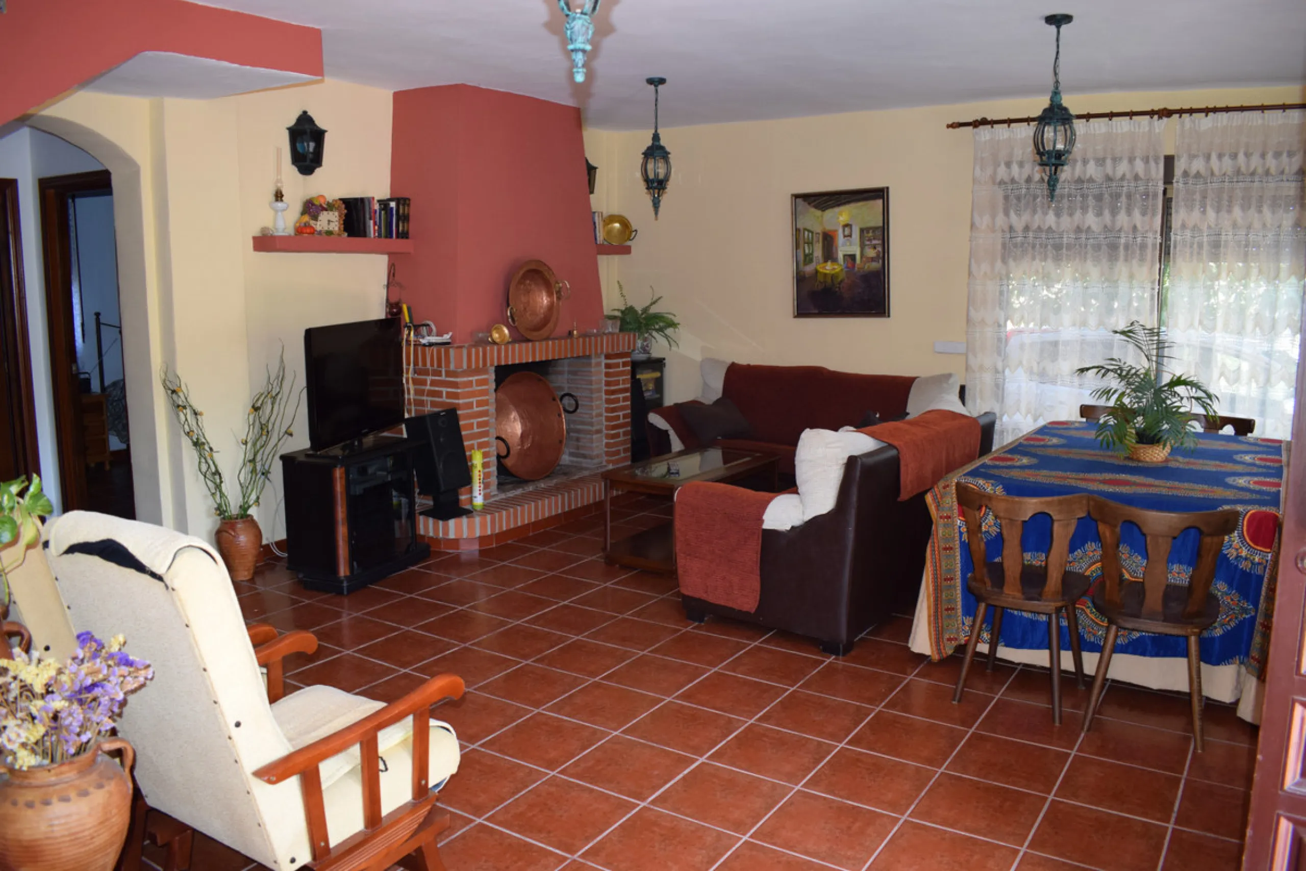 8,000 m2 irrigated farm with mango production. The villa has 160 m2 with a 60 m2 solarium, 4 bedrooms all with two windows or balconies (2 on the ground floor and another 2 bedrooms on the upper floor), 2 full bathrooms with window, large living room with