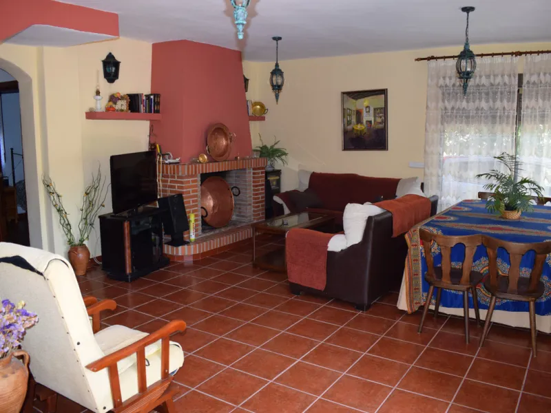 8,000 m2 irrigated farm with mango production. The villa has 160 m2 with a 60 m2 solarium, 4 bedrooms all with two windows or balconies (2 on the ground floor and another 2 bedrooms on the upper floor), 2 full bathrooms with window, large living room with