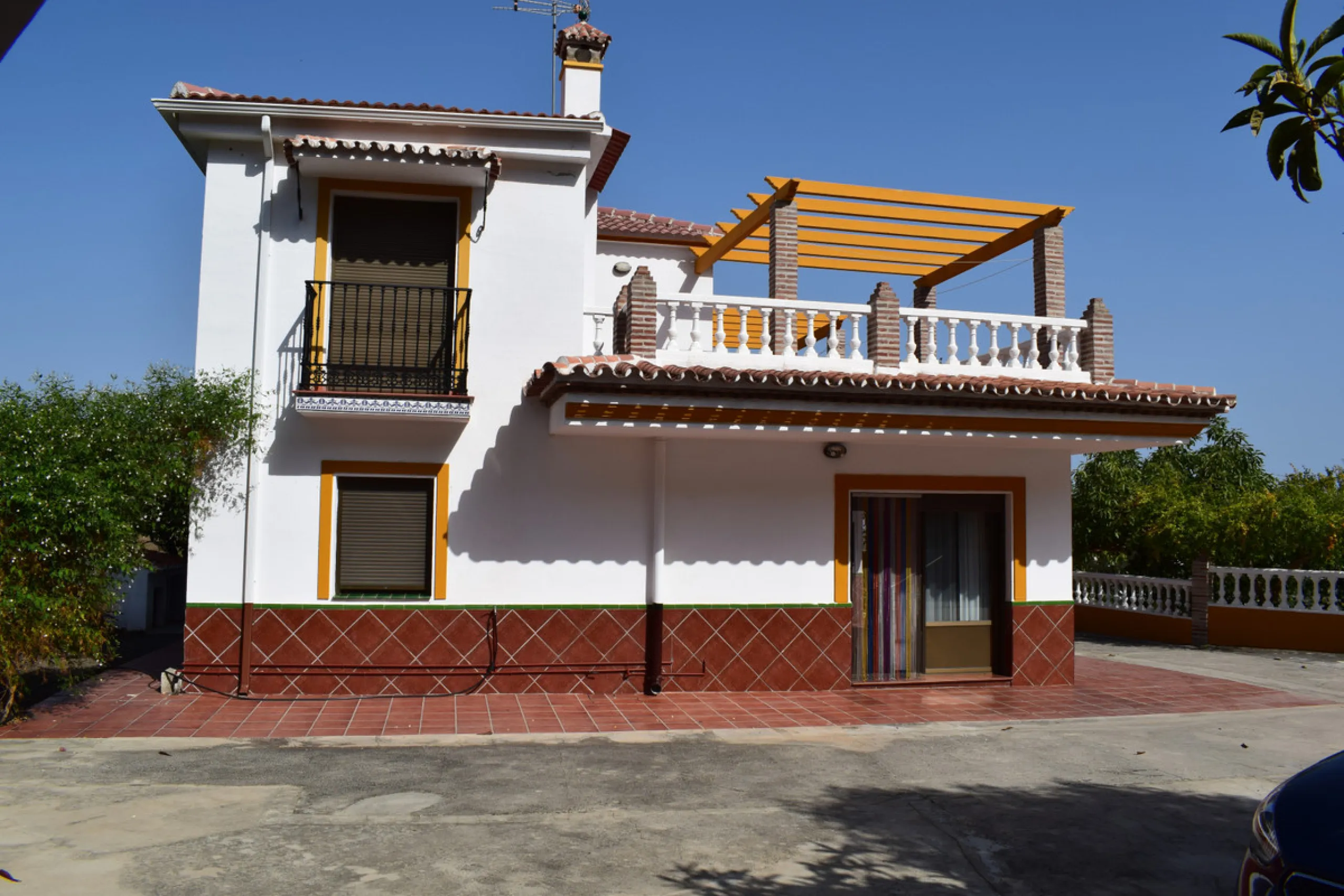 8,000 m2 irrigated farm with mango production. The villa has 160 m2 with a 60 m2 solarium, 4 bedrooms all with two windows or balconies (2 on the ground floor and another 2 bedrooms on the upper floor), 2 full bathrooms with window, large living room with