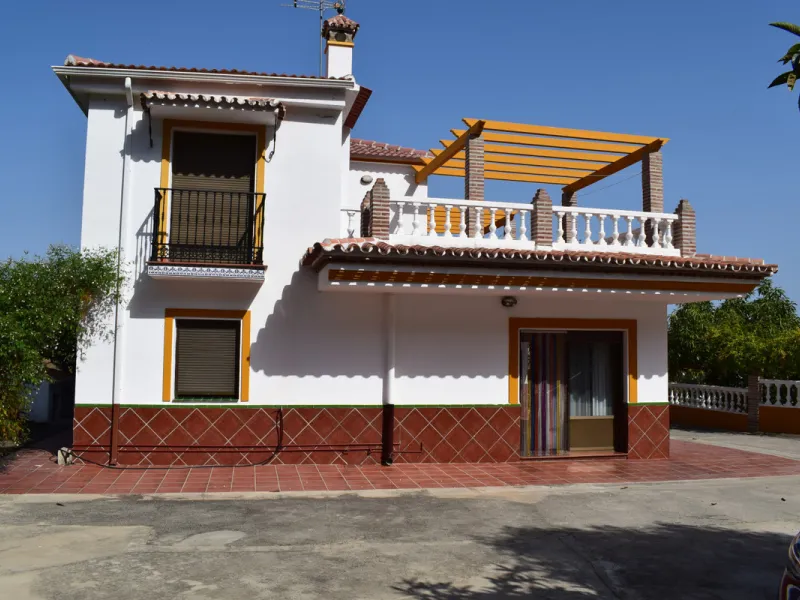 8,000 m2 irrigated farm with mango production. The villa has 160 m2 with a 60 m2 solarium, 4 bedrooms all with two windows or balconies (2 on the ground floor and another 2 bedrooms on the upper floor), 2 full bathrooms with window, large living room with