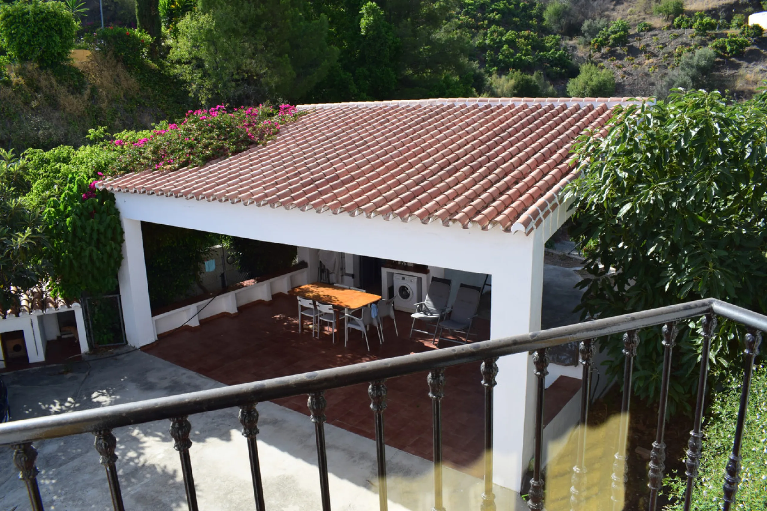 8,000 m2 irrigated farm with mango production. The villa has 160 m2 with a 60 m2 solarium, 4 bedrooms all with two windows or balconies (2 on the ground floor and another 2 bedrooms on the upper floor), 2 full bathrooms with window, large living room with