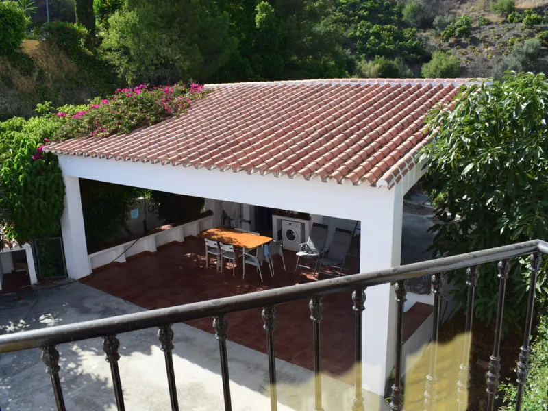 8,000 m2 irrigated farm with mango production. The villa has 160 m2 with a 60 m2 solarium, 4 bedrooms all with two windows or balconies (2 on the ground floor and another 2 bedrooms on the upper floor), 2 full bathrooms with window, large living room with