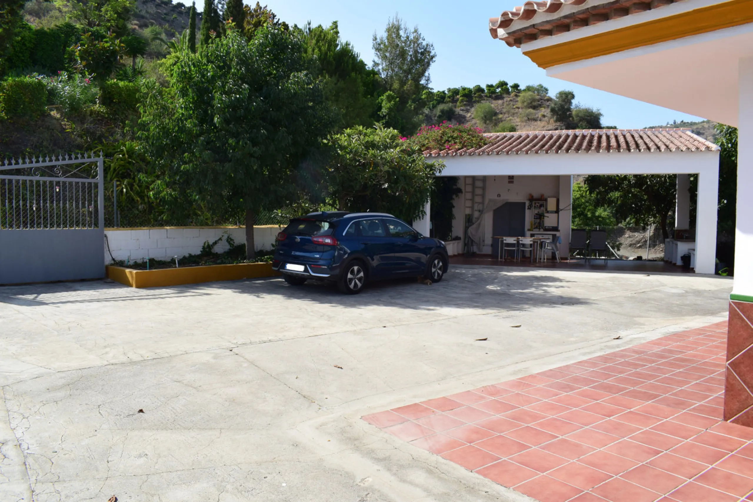 8,000 m2 irrigated farm with mango production. The villa has 160 m2 with a 60 m2 solarium, 4 bedrooms all with two windows or balconies (2 on the ground floor and another 2 bedrooms on the upper floor), 2 full bathrooms with window, large living room with