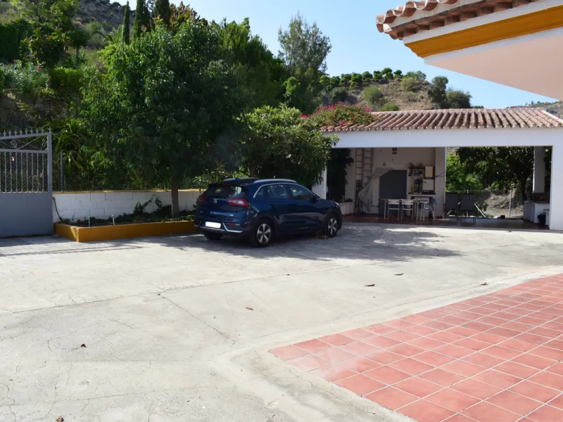 8,000 m2 irrigated farm with mango production. The villa has 160 m2 with a 60 m2 solarium, 4 bedrooms all with two windows or balconies (2 on the ground floor and another 2 bedrooms on the upper floor), 2 full bathrooms with window, large living room with