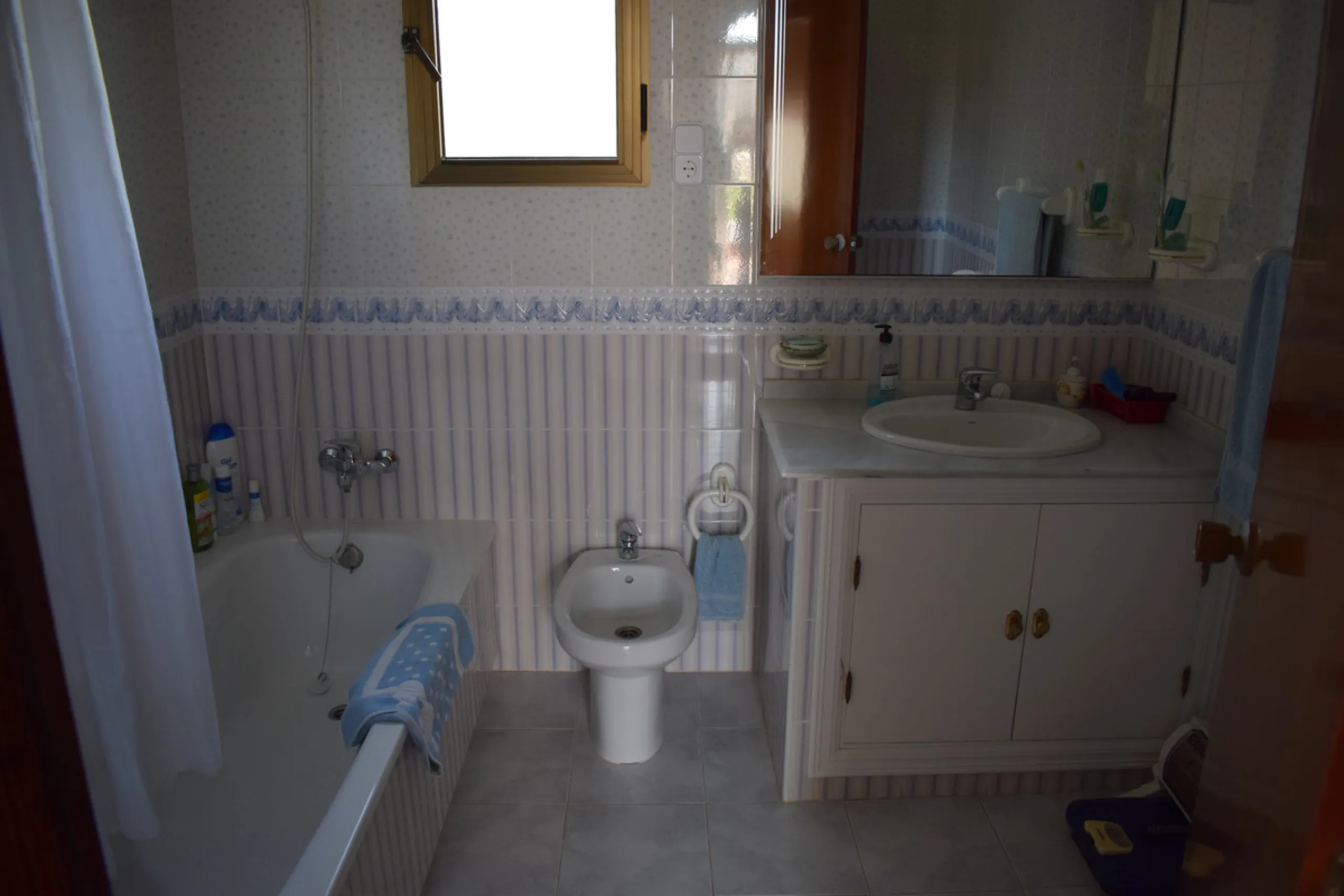 8,000 m2 irrigated farm with mango production. The villa has 160 m2 with a 60 m2 solarium, 4 bedrooms all with two windows or balconies (2 on the ground floor and another 2 bedrooms on the upper floor), 2 full bathrooms with window, large living room with