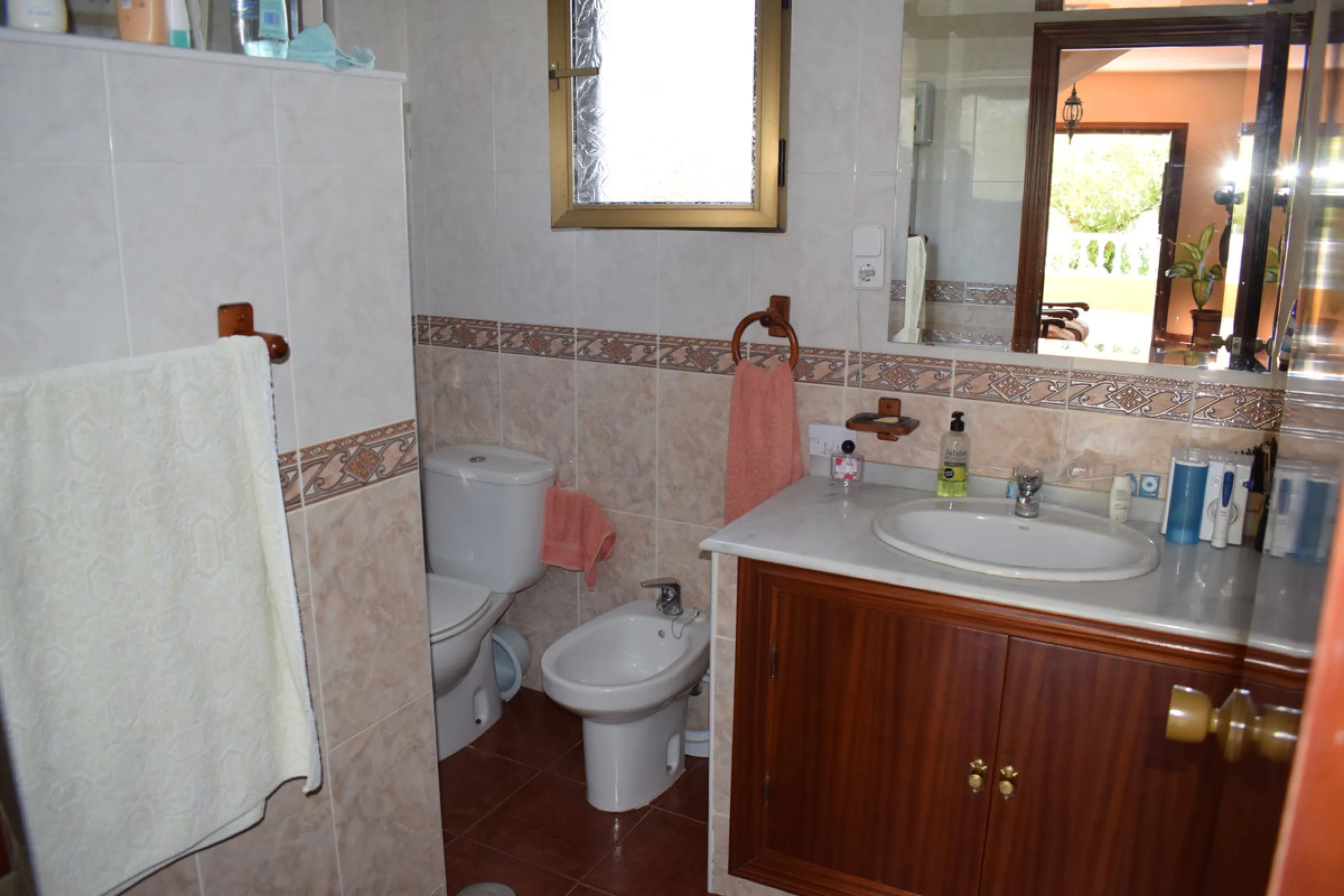 8,000 m2 irrigated farm with mango production. The villa has 160 m2 with a 60 m2 solarium, 4 bedrooms all with two windows or balconies (2 on the ground floor and another 2 bedrooms on the upper floor), 2 full bathrooms with window, large living room with