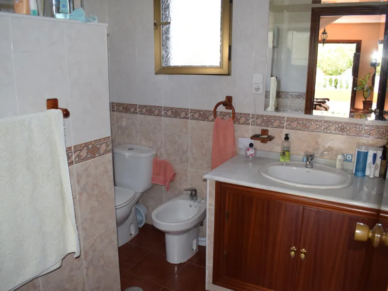 8,000 m2 irrigated farm with mango production. The villa has 160 m2 with a 60 m2 solarium, 4 bedrooms all with two windows or balconies (2 on the ground floor and another 2 bedrooms on the upper floor), 2 full bathrooms with window, large living room with