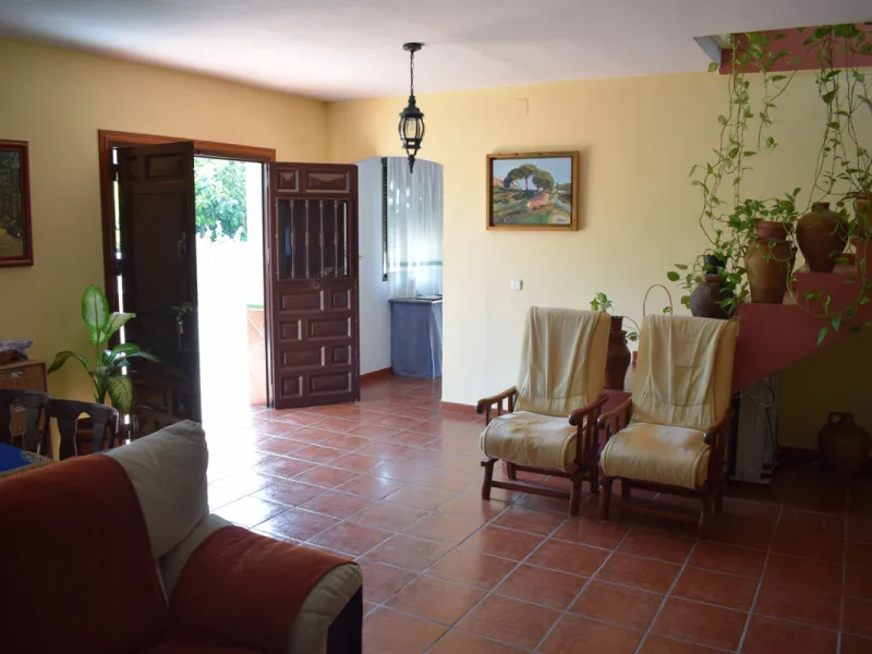 8,000 m2 irrigated farm with mango production. The villa has 160 m2 with a 60 m2 solarium, 4 bedrooms all with two windows or balconies (2 on the ground floor and another 2 bedrooms on the upper floor), 2 full bathrooms with window, large living room with