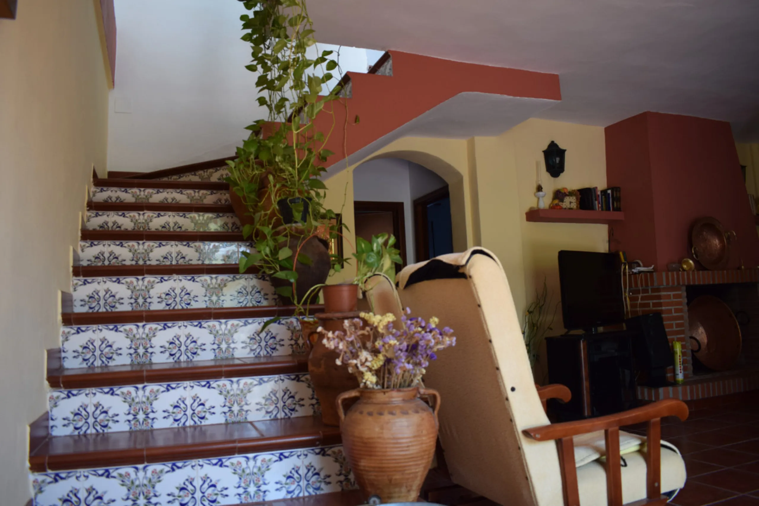 8,000 m2 irrigated farm with mango production. The villa has 160 m2 with a 60 m2 solarium, 4 bedrooms all with two windows or balconies (2 on the ground floor and another 2 bedrooms on the upper floor), 2 full bathrooms with window, large living room with
