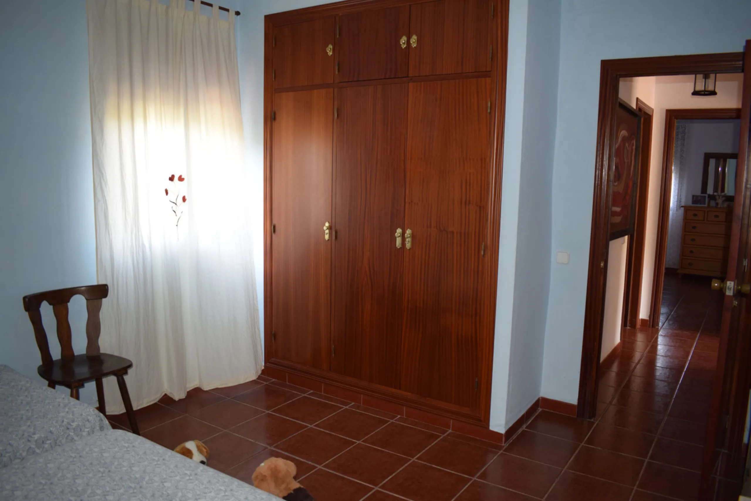 8,000 m2 irrigated farm with mango production. The villa has 160 m2 with a 60 m2 solarium, 4 bedrooms all with two windows or balconies (2 on the ground floor and another 2 bedrooms on the upper floor), 2 full bathrooms with window, large living room with