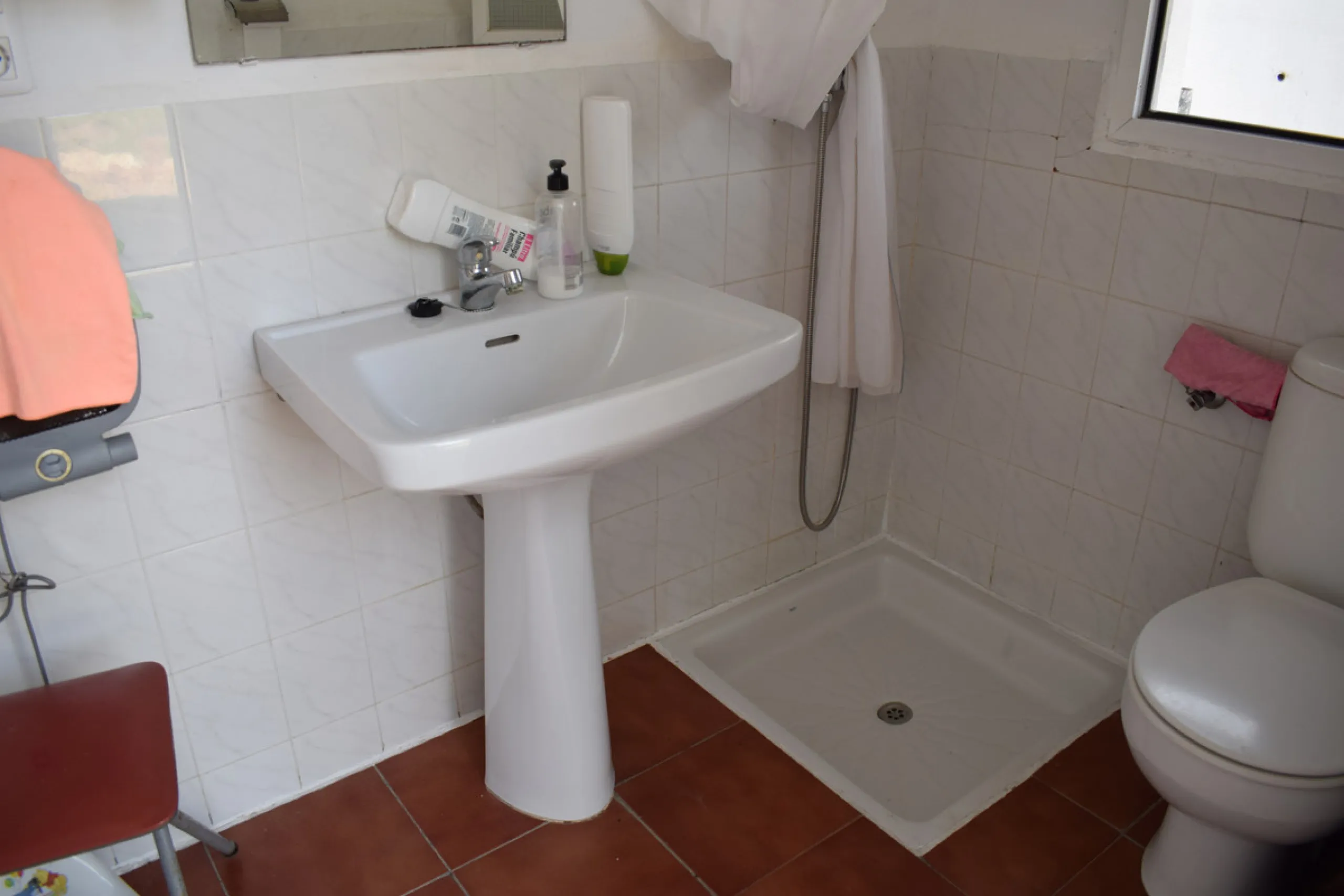 8,000 m2 irrigated farm with mango production. The villa has 160 m2 with a 60 m2 solarium, 4 bedrooms all with two windows or balconies (2 on the ground floor and another 2 bedrooms on the upper floor), 2 full bathrooms with window, large living room with