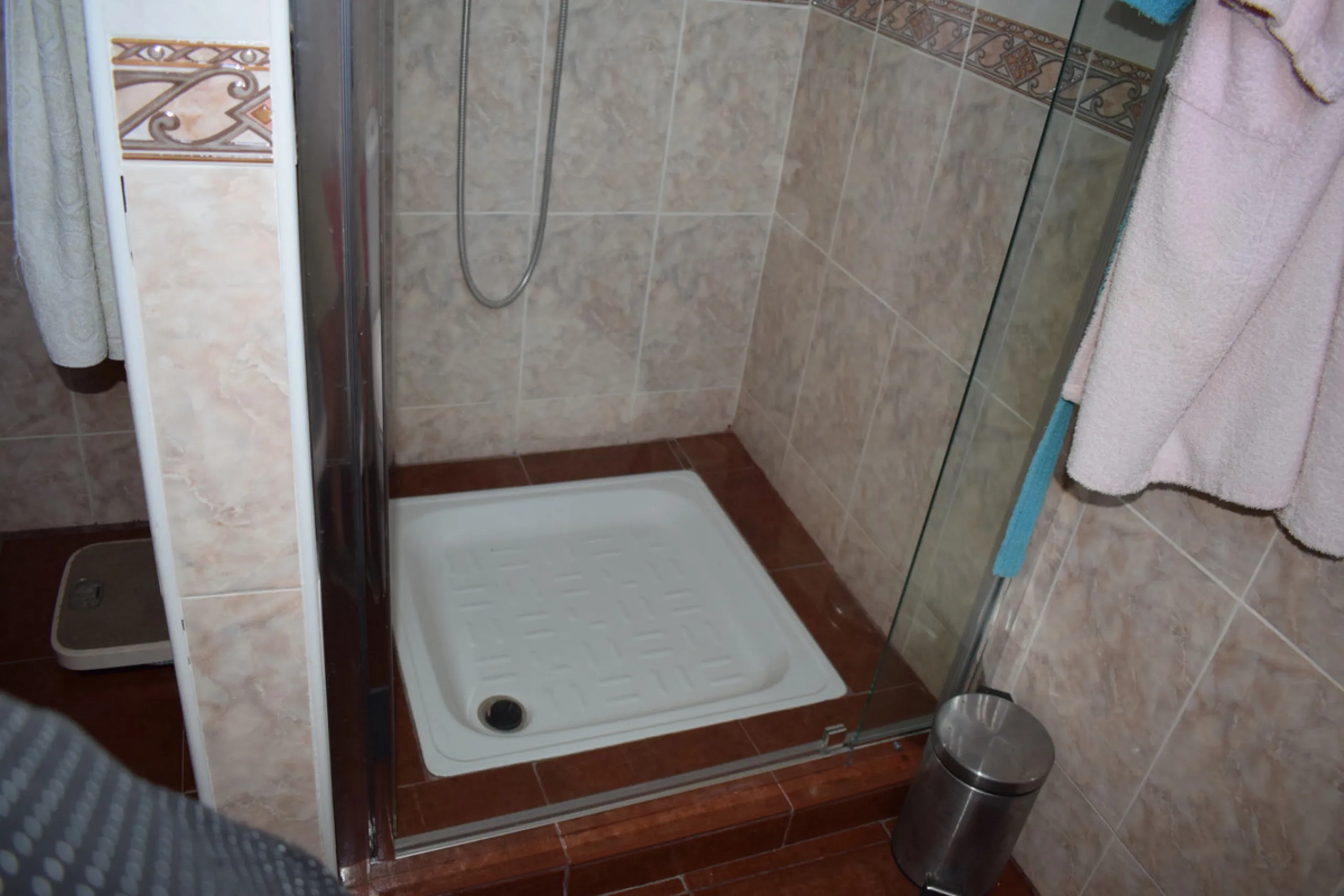 8,000 m2 irrigated farm with mango production. The villa has 160 m2 with a 60 m2 solarium, 4 bedrooms all with two windows or balconies (2 on the ground floor and another 2 bedrooms on the upper floor), 2 full bathrooms with window, large living room with