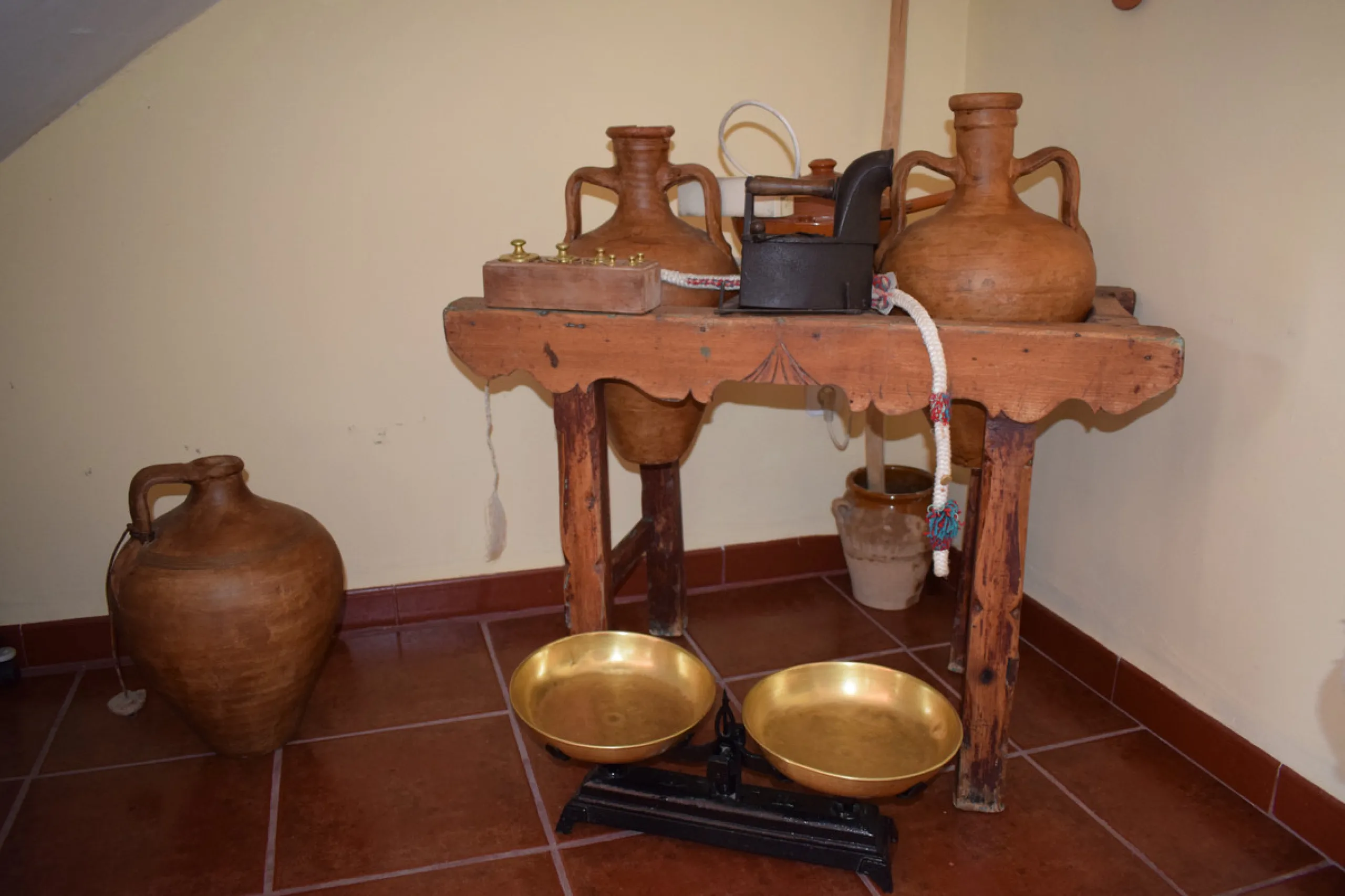 8,000 m2 irrigated farm with mango production. The villa has 160 m2 with a 60 m2 solarium, 4 bedrooms all with two windows or balconies (2 on the ground floor and another 2 bedrooms on the upper floor), 2 full bathrooms with window, large living room with