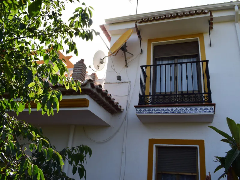 8,000 m2 irrigated farm with mango production. The villa has 160 m2 with a 60 m2 solarium, 4 bedrooms all with two windows or balconies (2 on the ground floor and another 2 bedrooms on the upper floor), 2 full bathrooms with window, large living room with