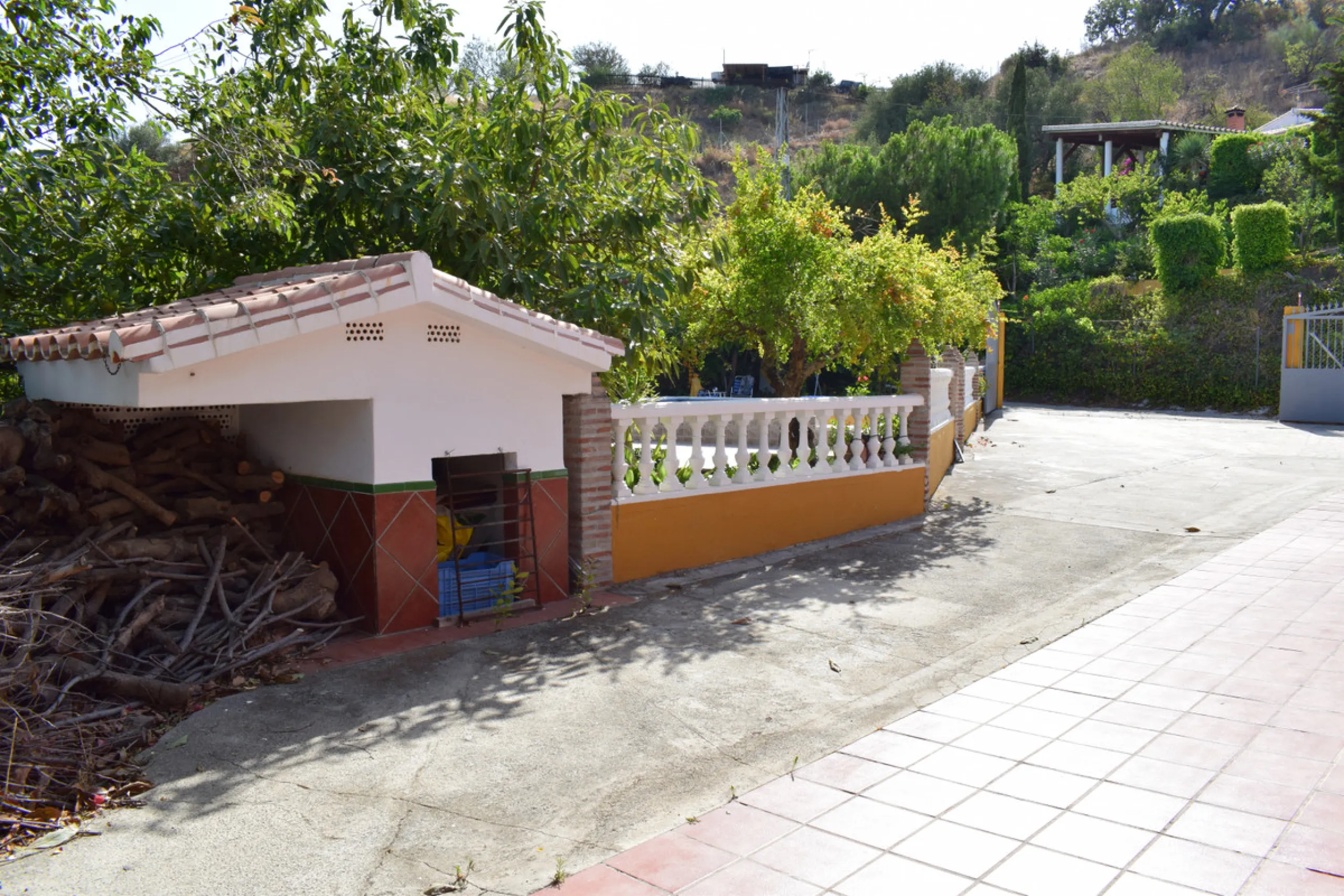 8,000 m2 irrigated farm with mango production. The villa has 160 m2 with a 60 m2 solarium, 4 bedrooms all with two windows or balconies (2 on the ground floor and another 2 bedrooms on the upper floor), 2 full bathrooms with window, large living room with