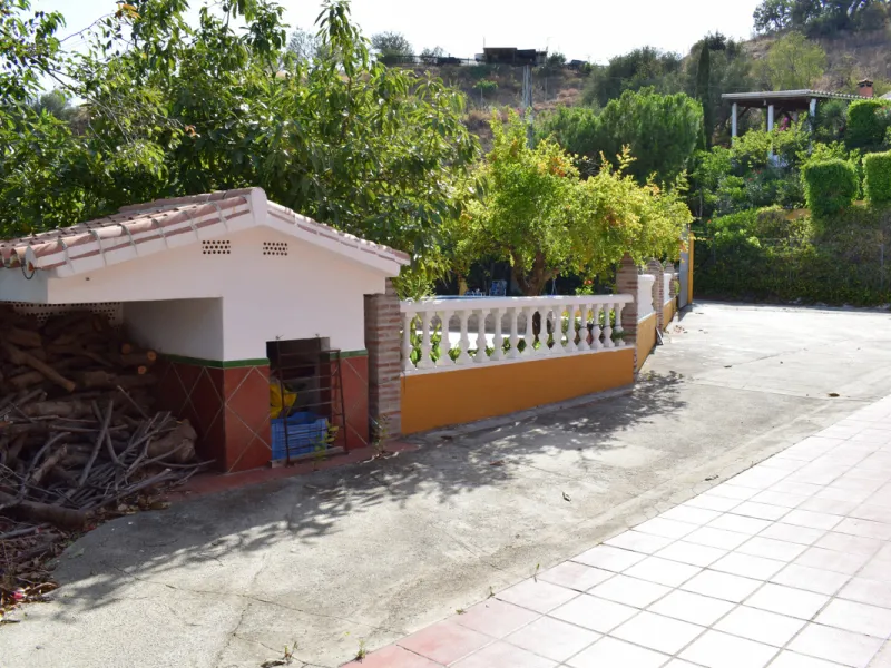 8,000 m2 irrigated farm with mango production. The villa has 160 m2 with a 60 m2 solarium, 4 bedrooms all with two windows or balconies (2 on the ground floor and another 2 bedrooms on the upper floor), 2 full bathrooms with window, large living room with