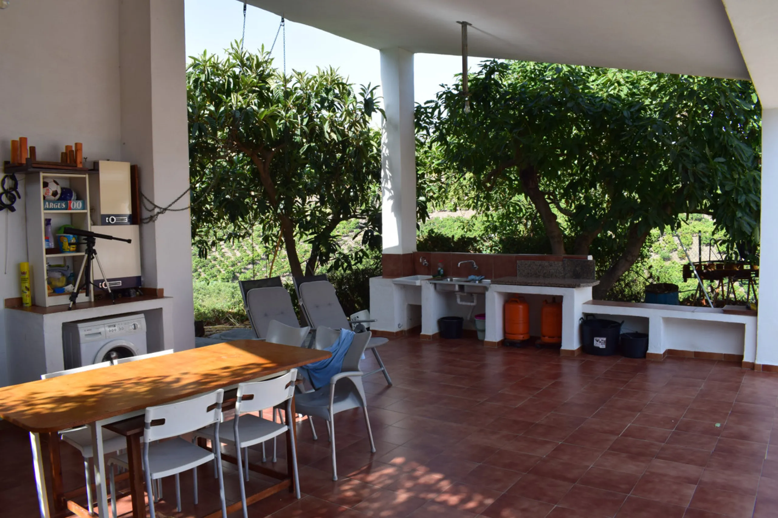 8,000 m2 irrigated farm with mango production. The villa has 160 m2 with a 60 m2 solarium, 4 bedrooms all with two windows or balconies (2 on the ground floor and another 2 bedrooms on the upper floor), 2 full bathrooms with window, large living room with