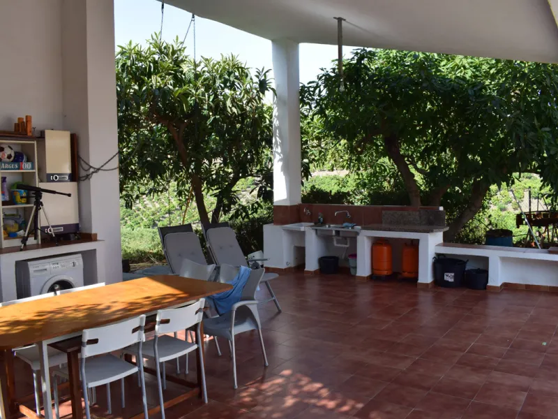 8,000 m2 irrigated farm with mango production. The villa has 160 m2 with a 60 m2 solarium, 4 bedrooms all with two windows or balconies (2 on the ground floor and another 2 bedrooms on the upper floor), 2 full bathrooms with window, large living room with