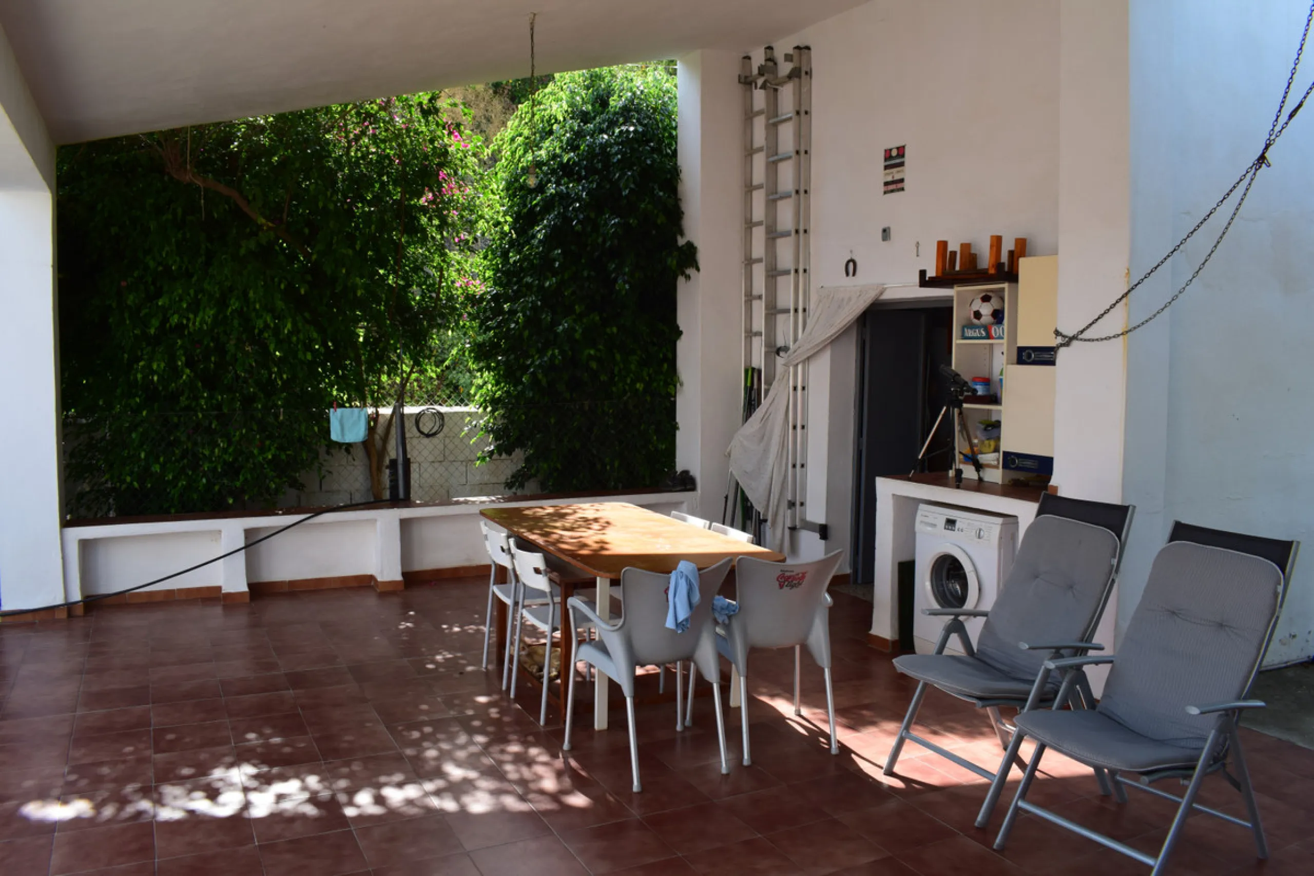8,000 m2 irrigated farm with mango production. The villa has 160 m2 with a 60 m2 solarium, 4 bedrooms all with two windows or balconies (2 on the ground floor and another 2 bedrooms on the upper floor), 2 full bathrooms with window, large living room with