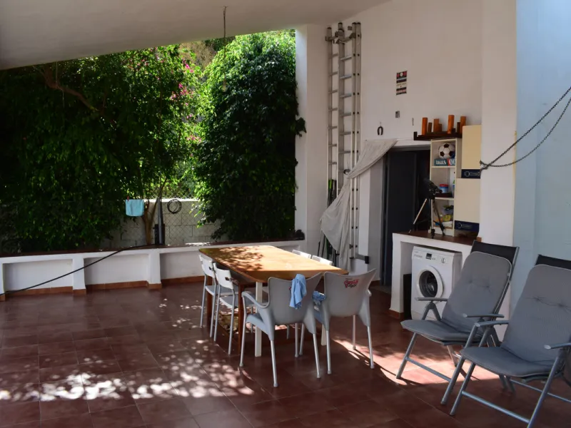 8,000 m2 irrigated farm with mango production. The villa has 160 m2 with a 60 m2 solarium, 4 bedrooms all with two windows or balconies (2 on the ground floor and another 2 bedrooms on the upper floor), 2 full bathrooms with window, large living room with