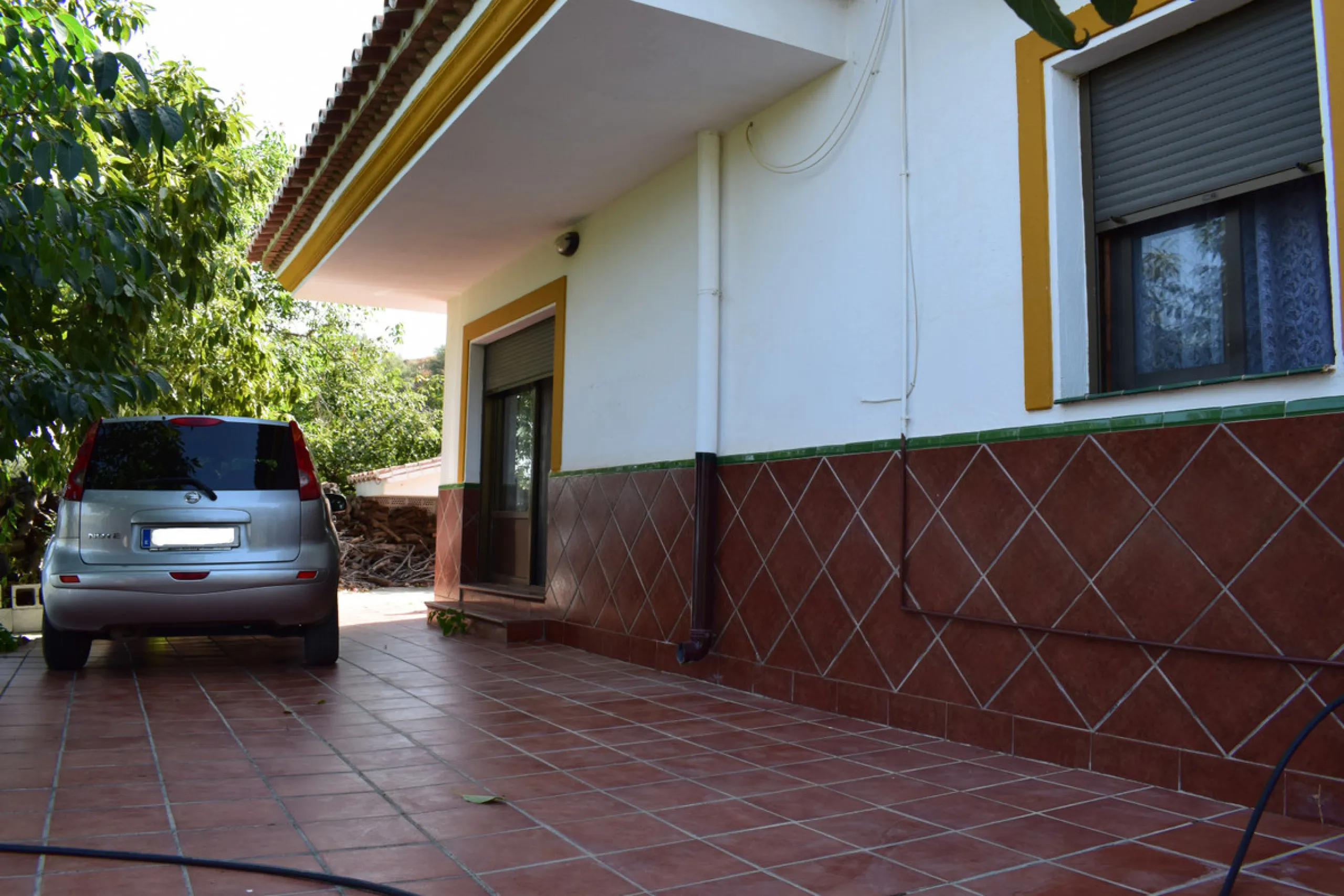 8,000 m2 irrigated farm with mango production. The villa has 160 m2 with a 60 m2 solarium, 4 bedrooms all with two windows or balconies (2 on the ground floor and another 2 bedrooms on the upper floor), 2 full bathrooms with window, large living room with
