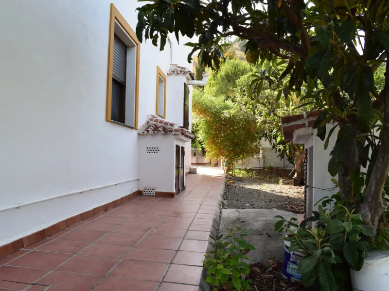 8,000 m2 irrigated farm with mango production. The villa has 160 m2 with a 60 m2 solarium, 4 bedrooms all with two windows or balconies (2 on the ground floor and another 2 bedrooms on the upper floor), 2 full bathrooms with window, large living room with