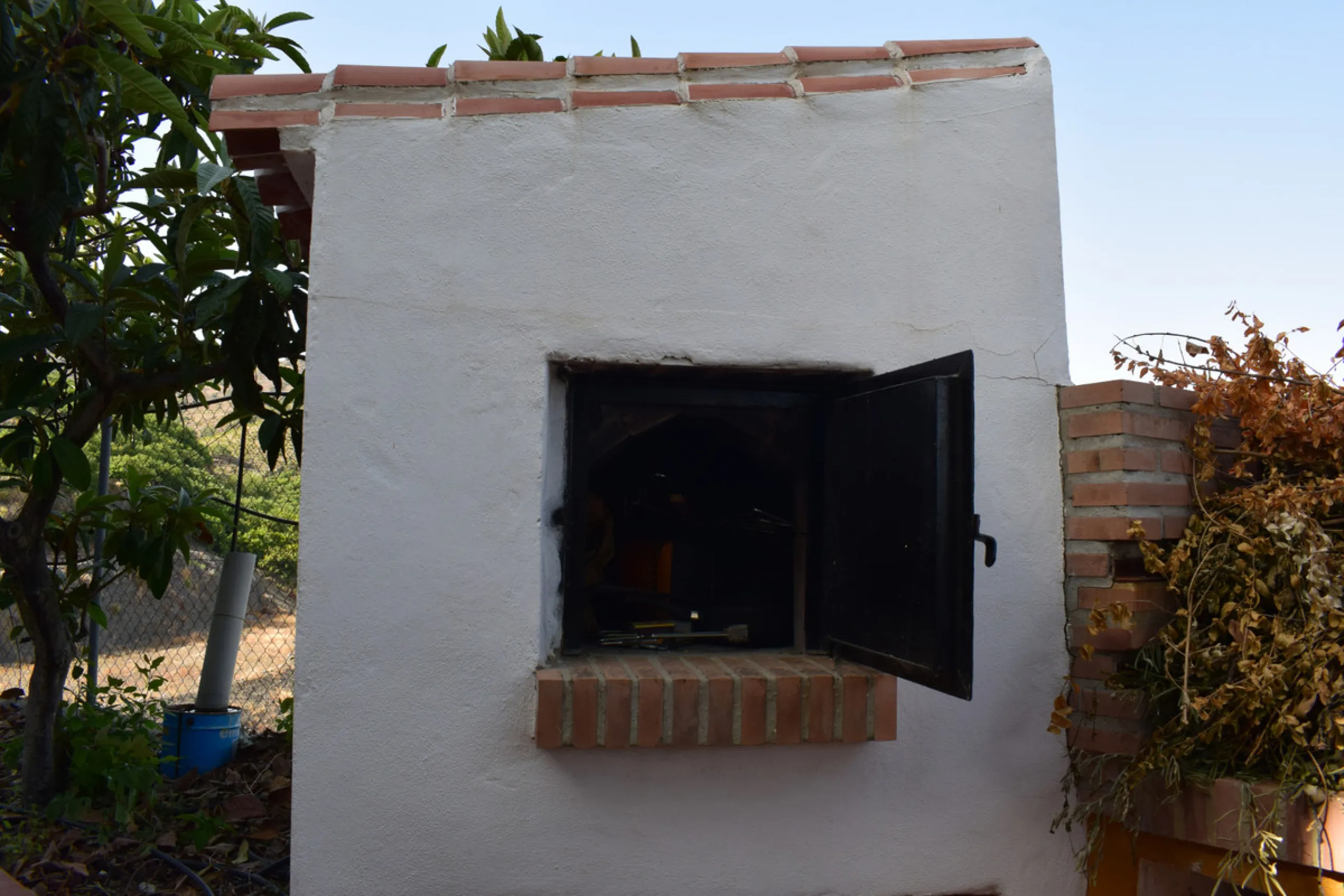 8,000 m2 irrigated farm with mango production. The villa has 160 m2 with a 60 m2 solarium, 4 bedrooms all with two windows or balconies (2 on the ground floor and another 2 bedrooms on the upper floor), 2 full bathrooms with window, large living room with