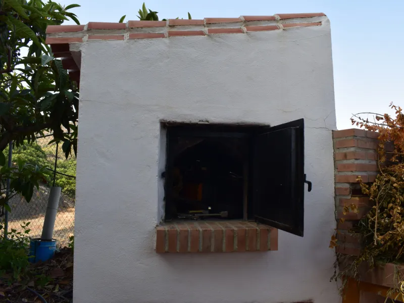 8,000 m2 irrigated farm with mango production. The villa has 160 m2 with a 60 m2 solarium, 4 bedrooms all with two windows or balconies (2 on the ground floor and another 2 bedrooms on the upper floor), 2 full bathrooms with window, large living room with