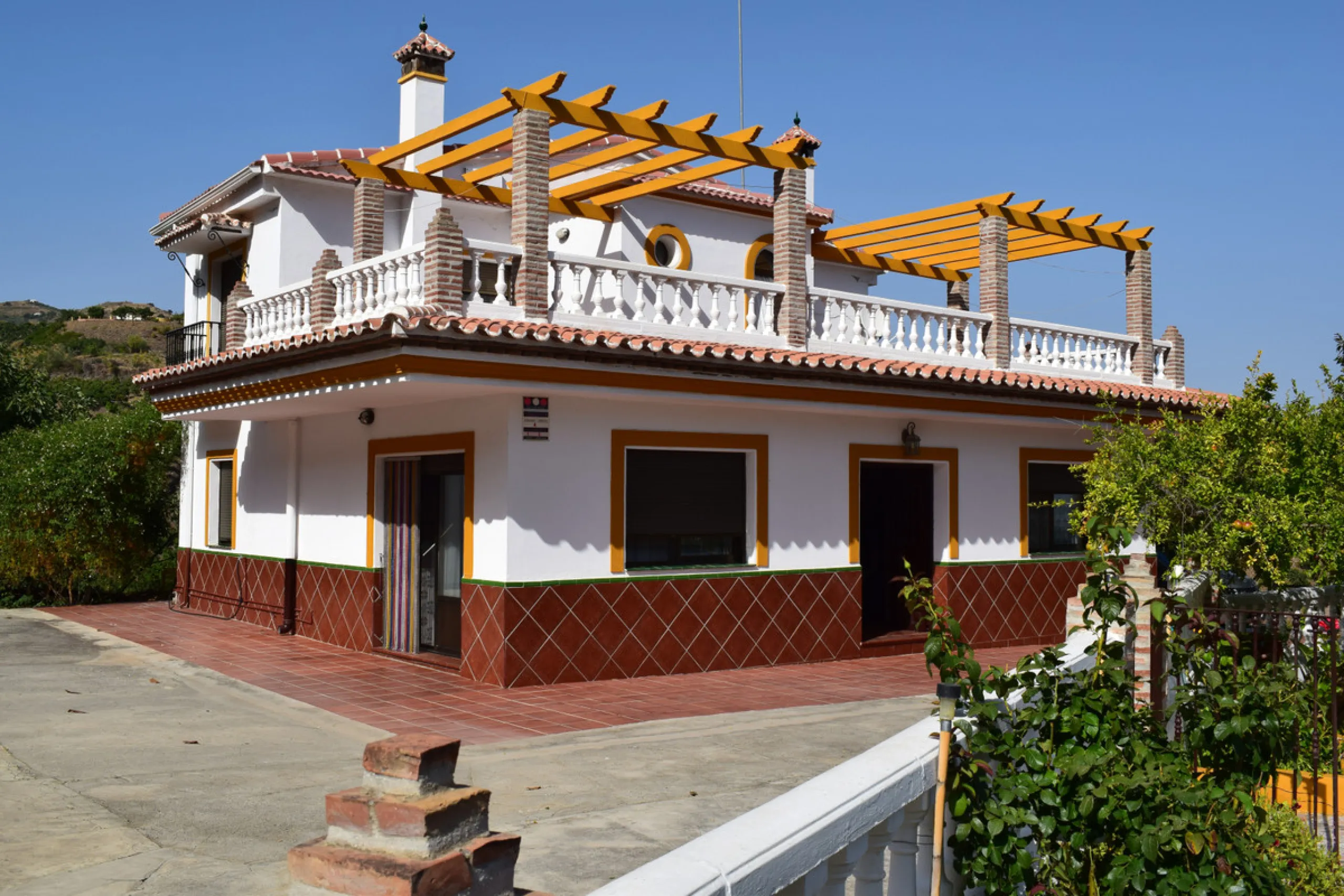 8,000 m2 irrigated farm with mango production. The villa has 160 m2 with a 60 m2 solarium, 4 bedrooms all with two windows or balconies (2 on the ground floor and another 2 bedrooms on the upper floor), 2 full bathrooms with window, large living room with
