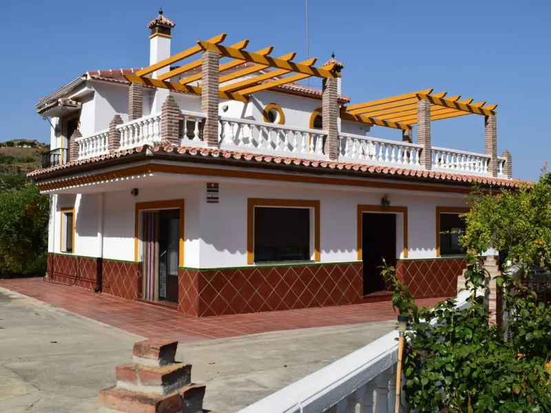 8,000 m2 irrigated farm with mango production. The villa has 160 m2 with a 60 m2 solarium, 4 bedrooms all with two windows or balconies (2 on the ground floor and another 2 bedrooms on the upper floor), 2 full bathrooms with window, large living room with