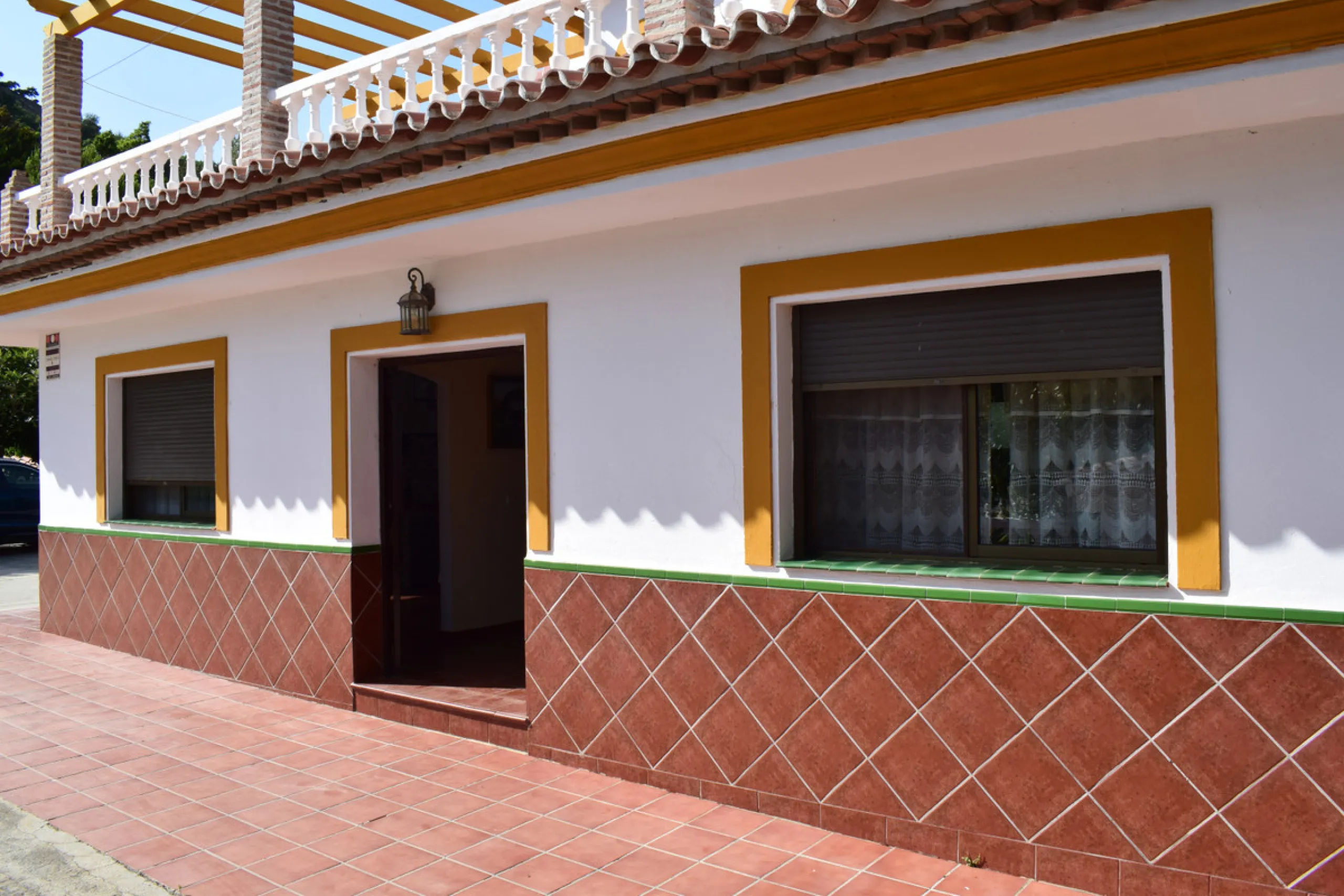 8,000 m2 irrigated farm with mango production. The villa has 160 m2 with a 60 m2 solarium, 4 bedrooms all with two windows or balconies (2 on the ground floor and another 2 bedrooms on the upper floor), 2 full bathrooms with window, large living room with