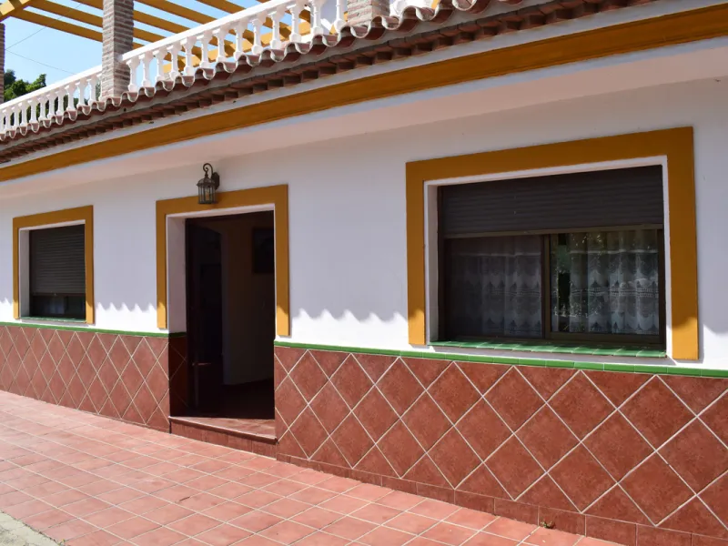 8,000 m2 irrigated farm with mango production. The villa has 160 m2 with a 60 m2 solarium, 4 bedrooms all with two windows or balconies (2 on the ground floor and another 2 bedrooms on the upper floor), 2 full bathrooms with window, large living room with