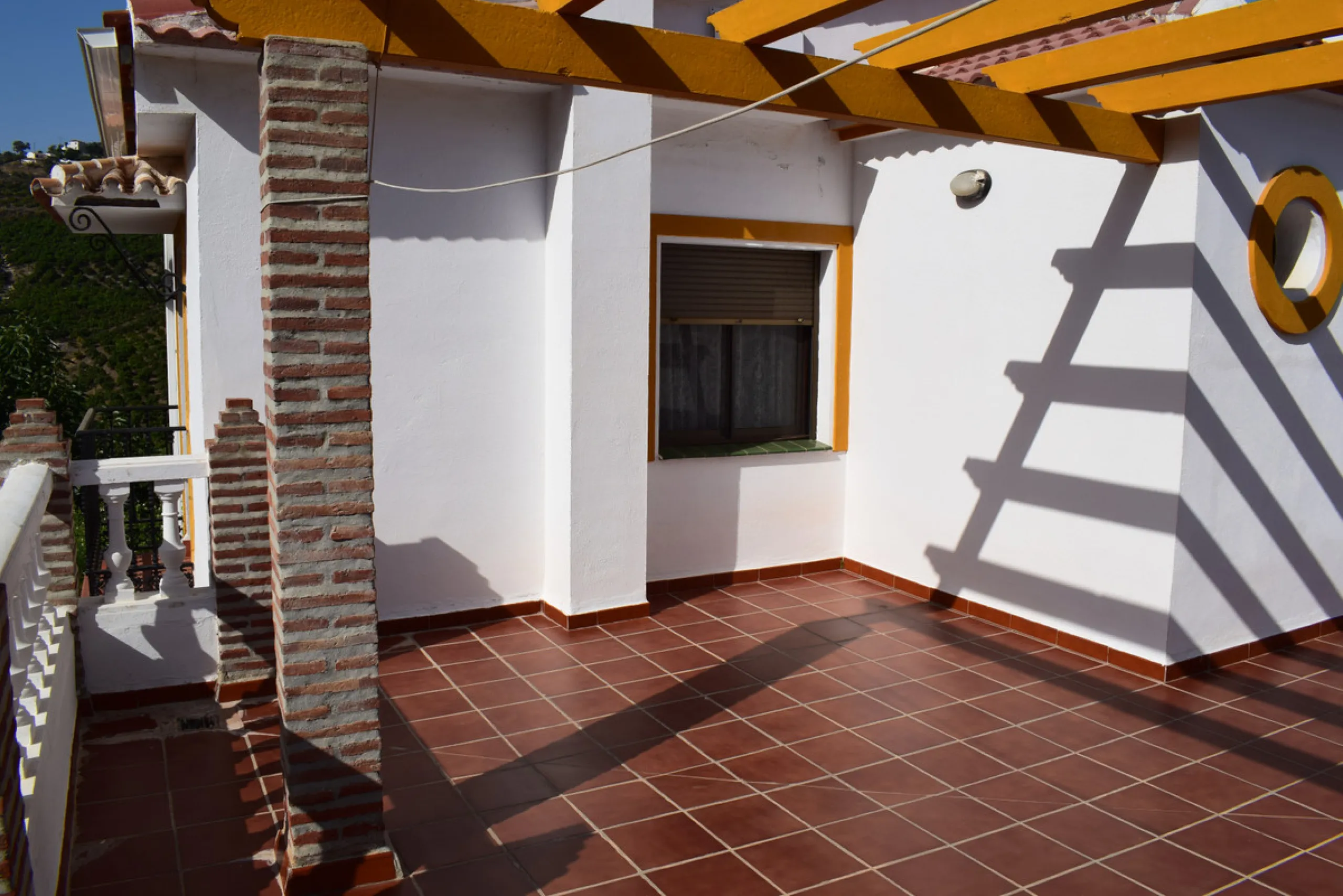 8,000 m2 irrigated farm with mango production. The villa has 160 m2 with a 60 m2 solarium, 4 bedrooms all with two windows or balconies (2 on the ground floor and another 2 bedrooms on the upper floor), 2 full bathrooms with window, large living room with
