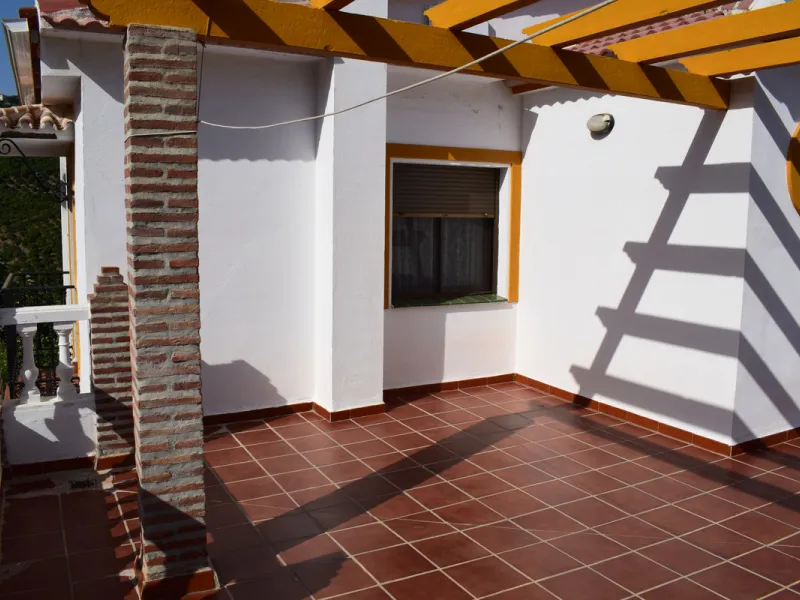 8,000 m2 irrigated farm with mango production. The villa has 160 m2 with a 60 m2 solarium, 4 bedrooms all with two windows or balconies (2 on the ground floor and another 2 bedrooms on the upper floor), 2 full bathrooms with window, large living room with