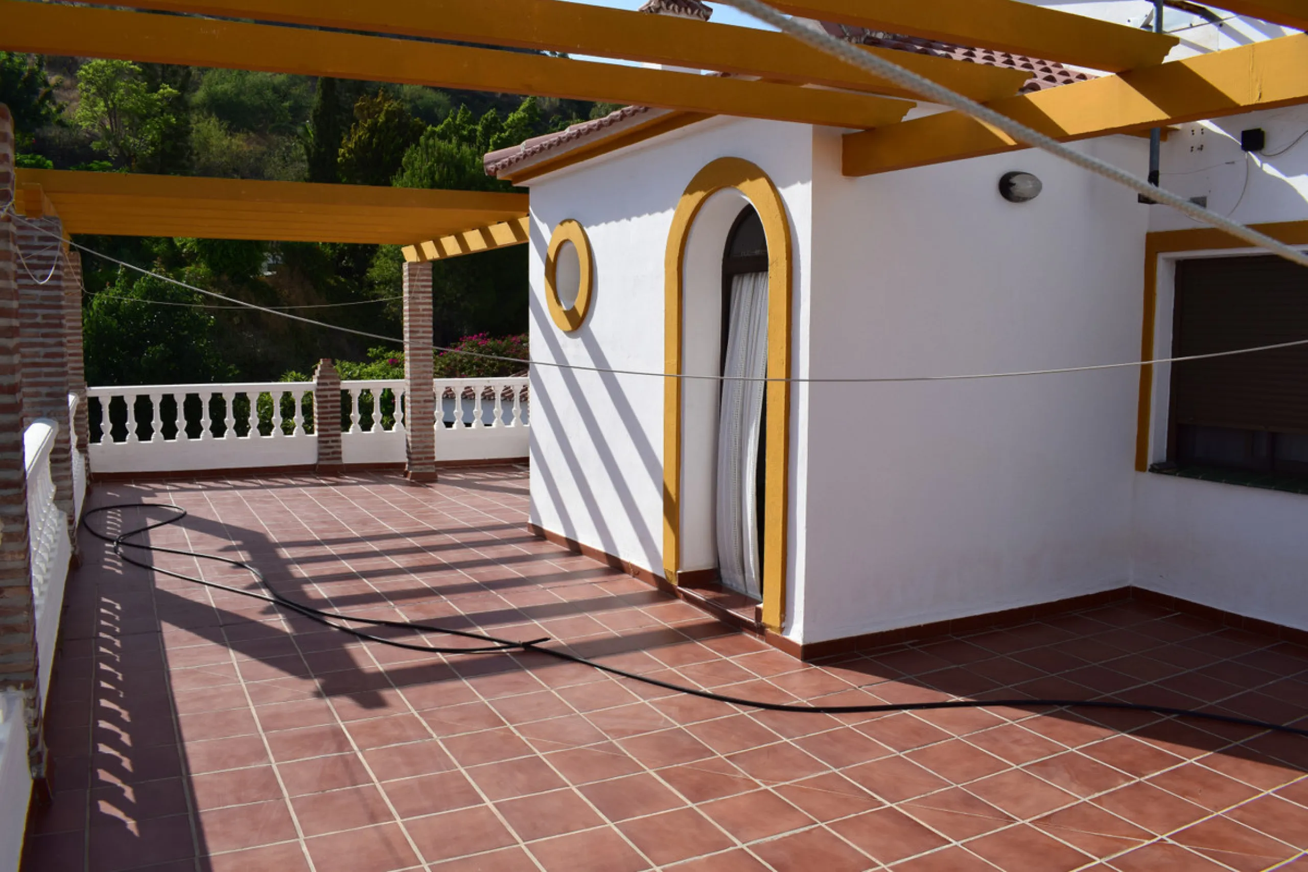 8,000 m2 irrigated farm with mango production. The villa has 160 m2 with a 60 m2 solarium, 4 bedrooms all with two windows or balconies (2 on the ground floor and another 2 bedrooms on the upper floor), 2 full bathrooms with window, large living room with