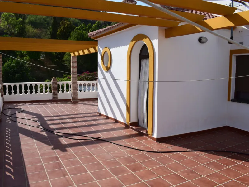 8,000 m2 irrigated farm with mango production. The villa has 160 m2 with a 60 m2 solarium, 4 bedrooms all with two windows or balconies (2 on the ground floor and another 2 bedrooms on the upper floor), 2 full bathrooms with window, large living room with