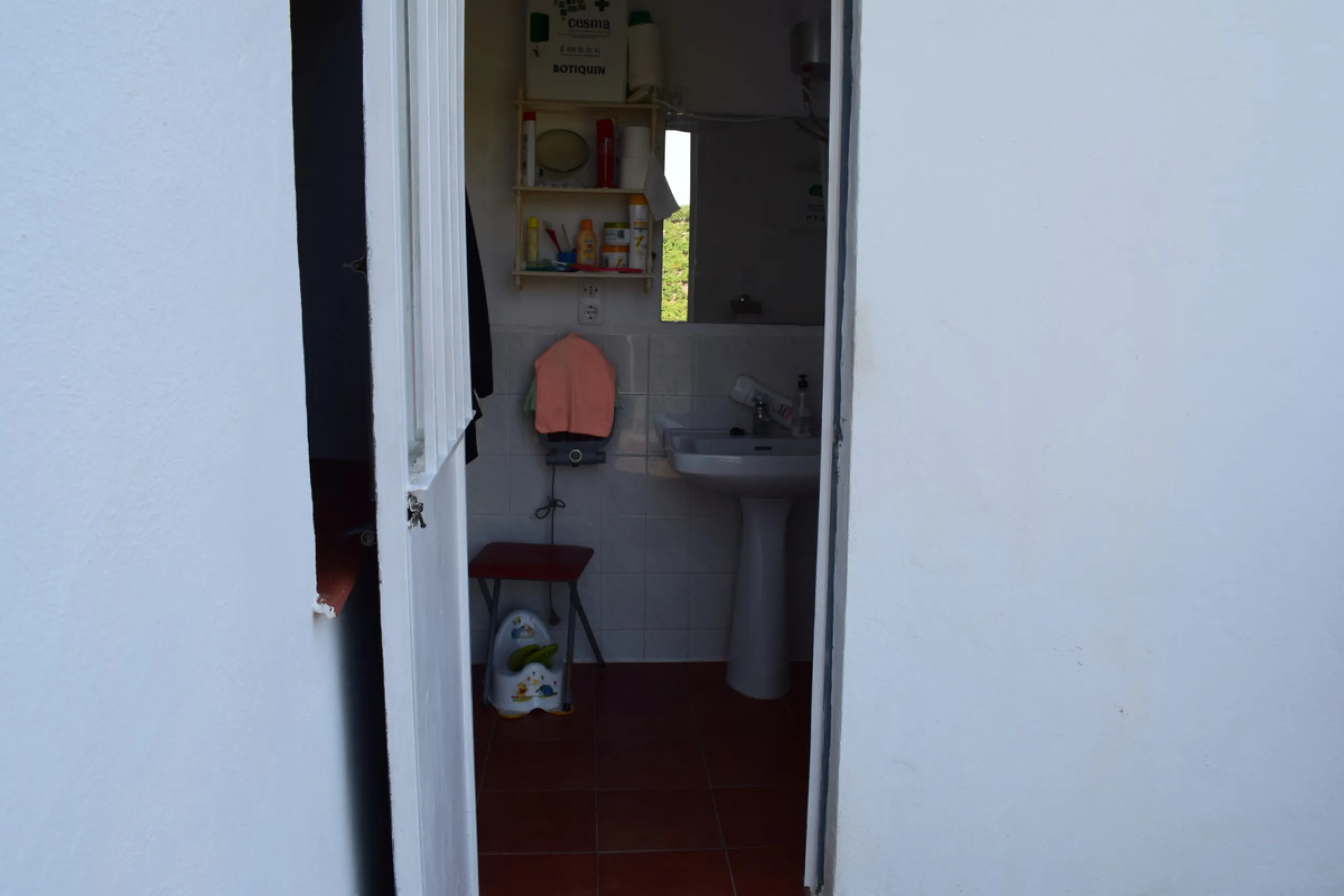8,000 m2 irrigated farm with mango production. The villa has 160 m2 with a 60 m2 solarium, 4 bedrooms all with two windows or balconies (2 on the ground floor and another 2 bedrooms on the upper floor), 2 full bathrooms with window, large living room with