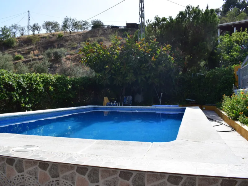 8,000 m2 irrigated farm with mango production. The villa has 160 m2 with a 60 m2 solarium, 4 bedrooms all with two windows or balconies (2 on the ground floor and another 2 bedrooms on the upper floor), 2 full bathrooms with window, large living room with