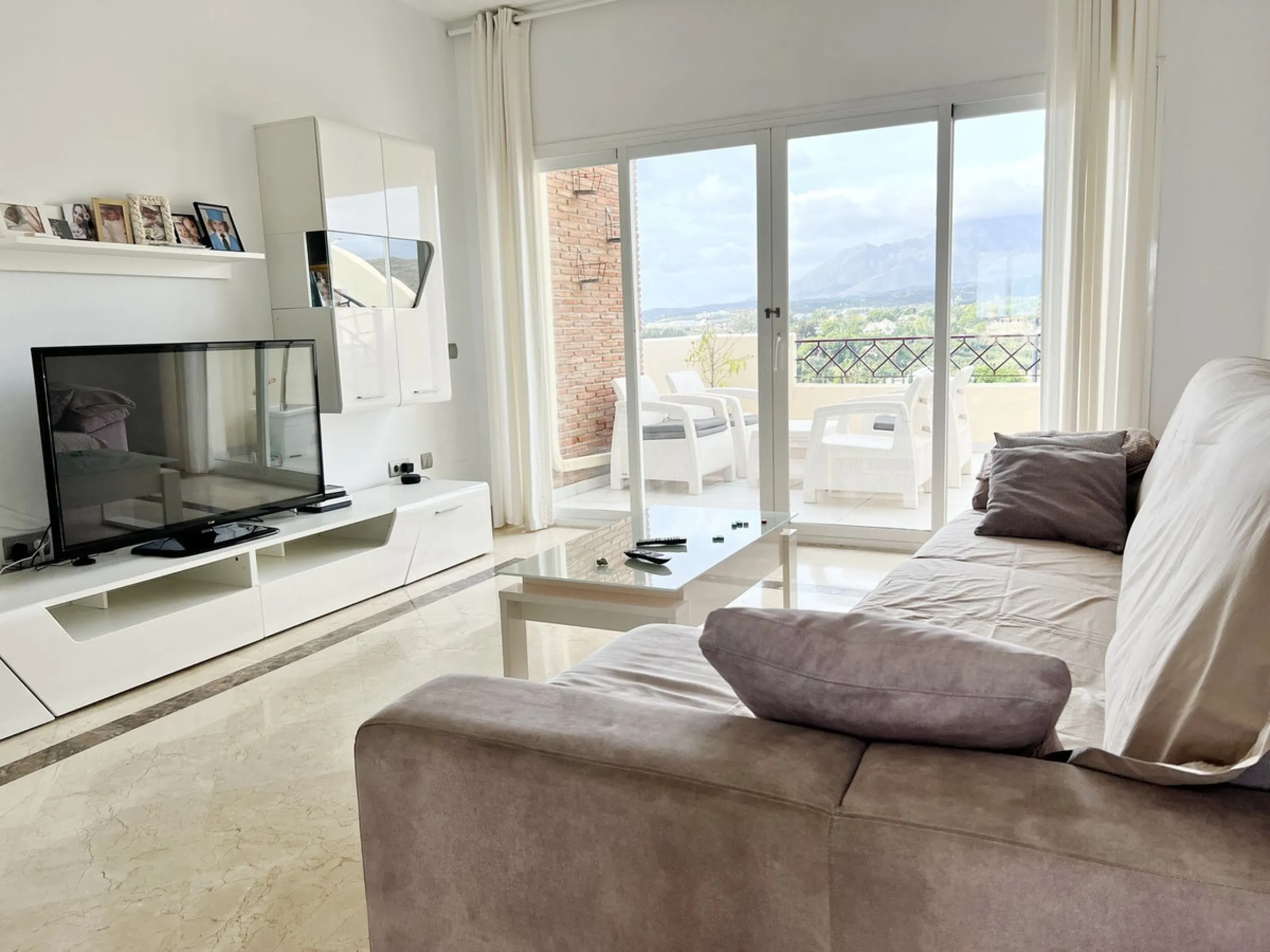 Wonderfulll 3 bedroom 2 bath penthouse with massive solarium with 360 views.