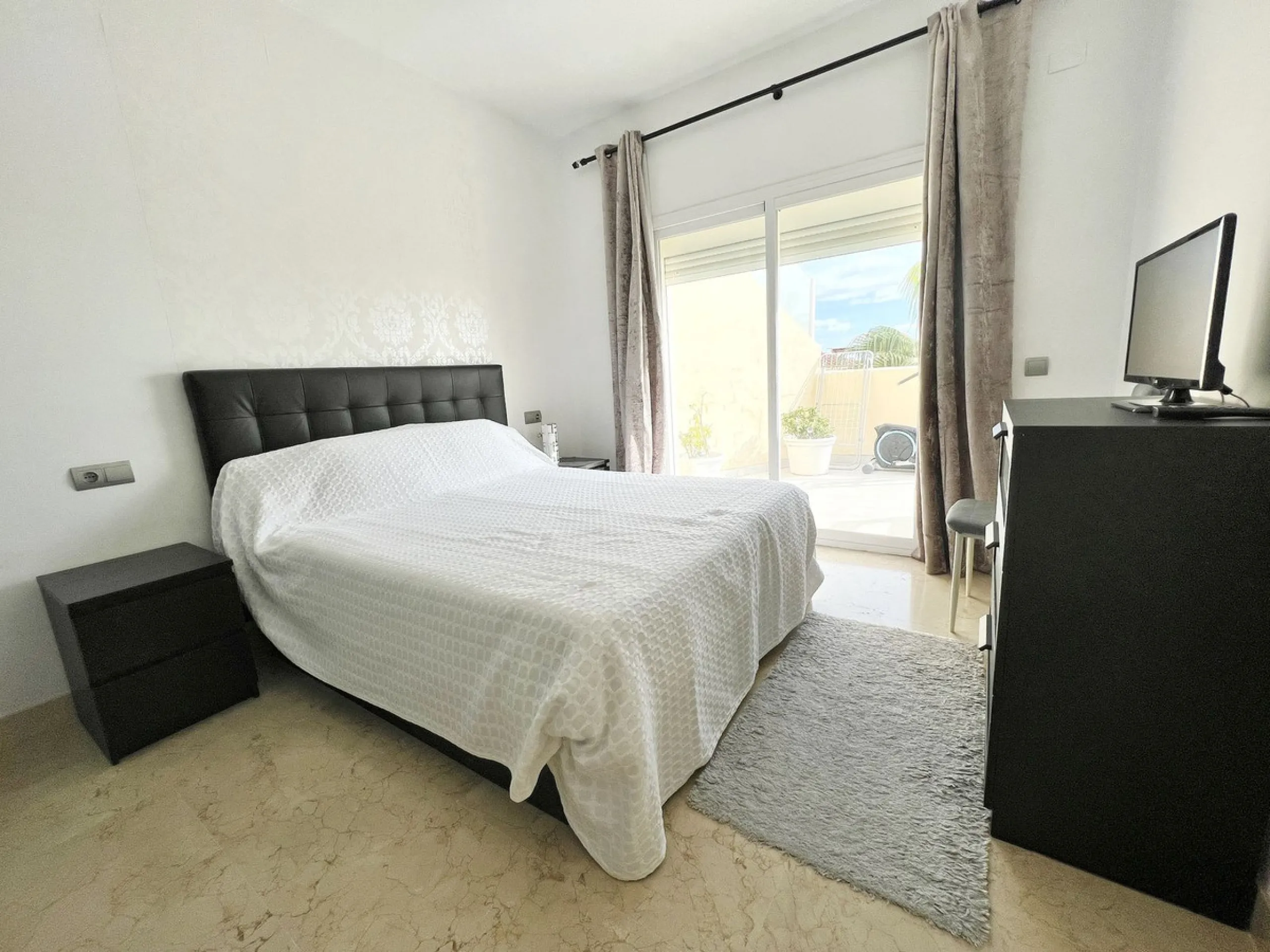 Wonderfulll 3 bedroom 2 bath penthouse with massive solarium with 360 views.