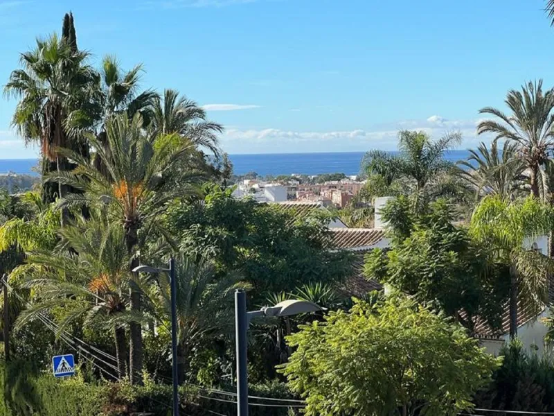 Wonderfulll 3 bedroom 2 bath penthouse with massive solarium with 360 views.