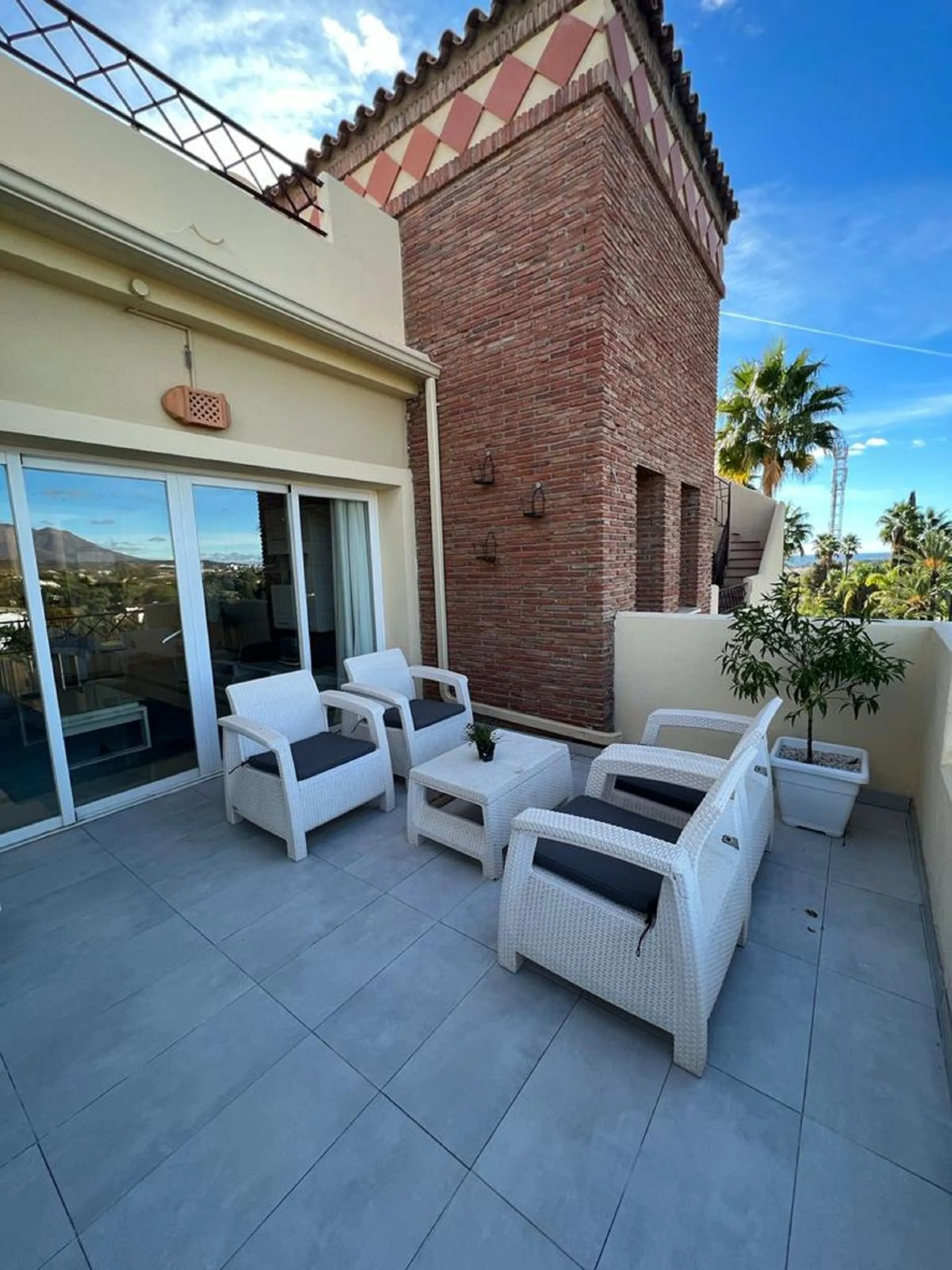 Wonderfulll 3 bedroom 2 bath penthouse with massive solarium with 360 views.