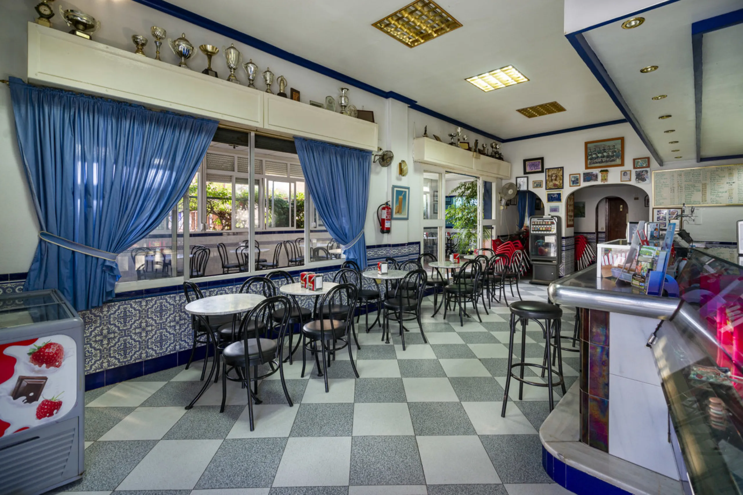 Freehold large lock up commercial unit. Available for the first time since new. Owner retiring after 31 years of running a successful bar cafeteria. Building can continue as a bar restaurant. Fully equipped with many covers and a large street terrace. The