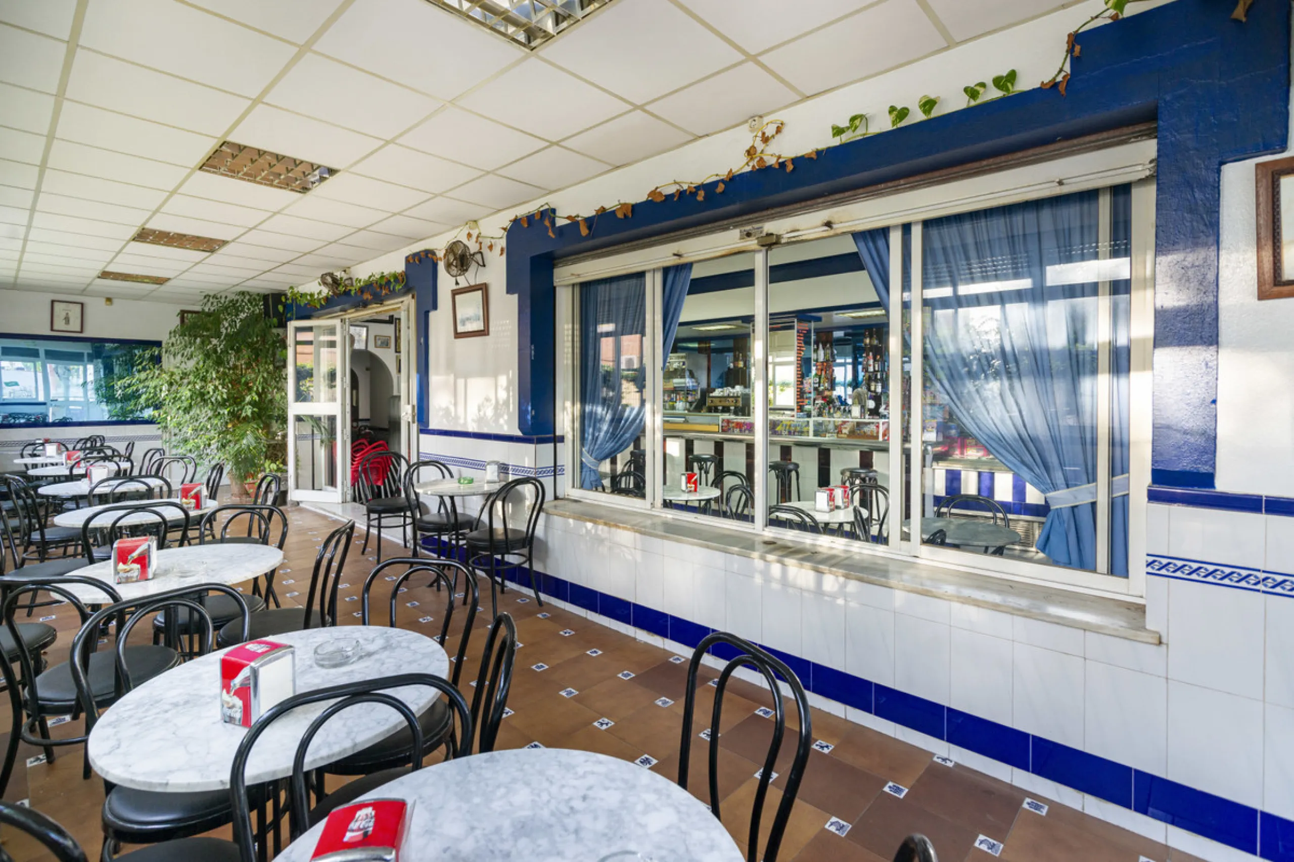 Freehold large lock up commercial unit. Available for the first time since new. Owner retiring after 31 years of running a successful bar cafeteria. Building can continue as a bar restaurant. Fully equipped with many covers and a large street terrace. The