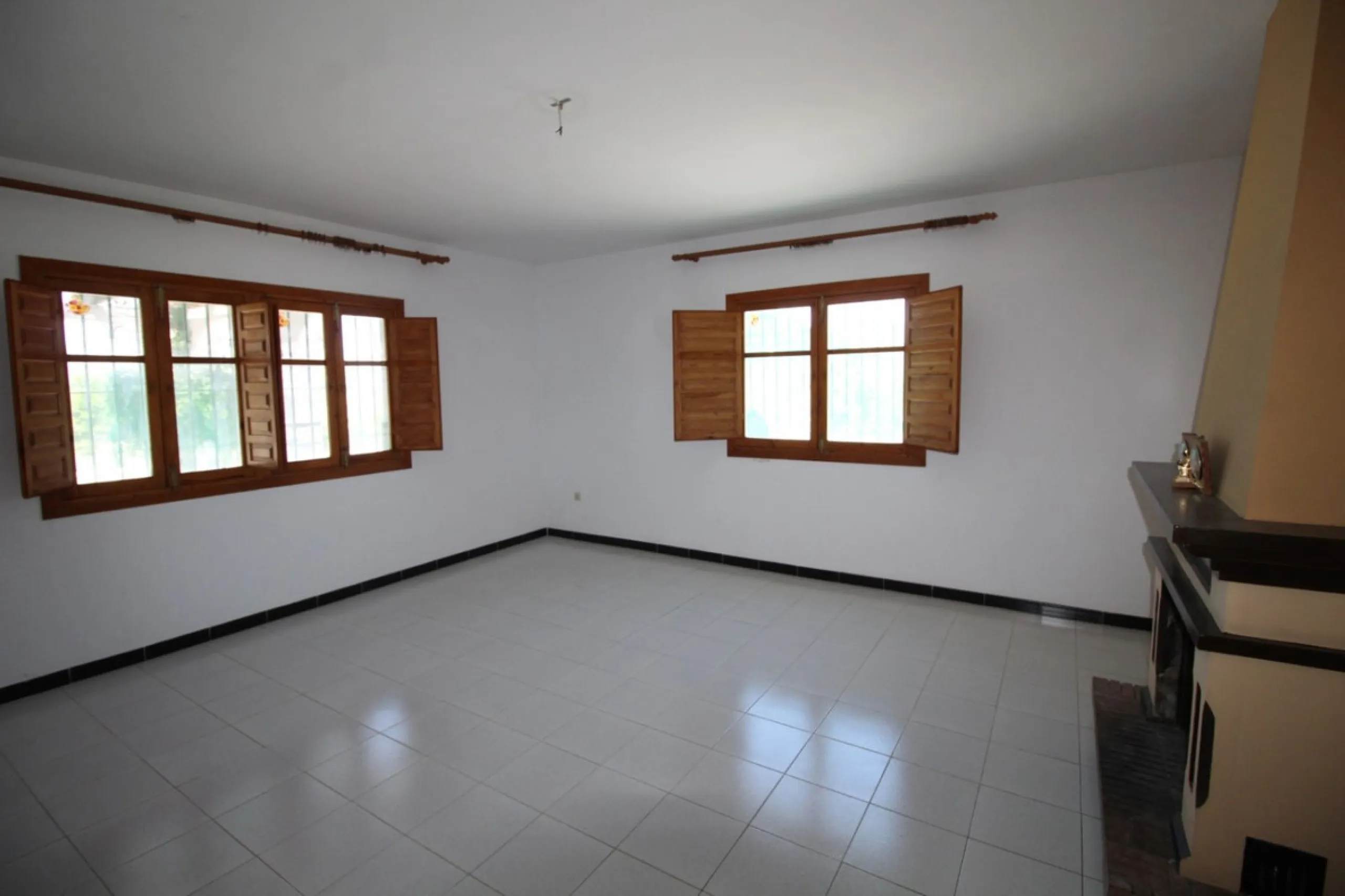 Beautiful 8000 sq. mts. farmhouse near the town of Rubite. The house has a covered terrace, three bedrooms, one bathroom, a lounge with fireplace, kitchen and a garage. Outside, on the upper part of the plot, there is a large swimming pool, a chicken coop