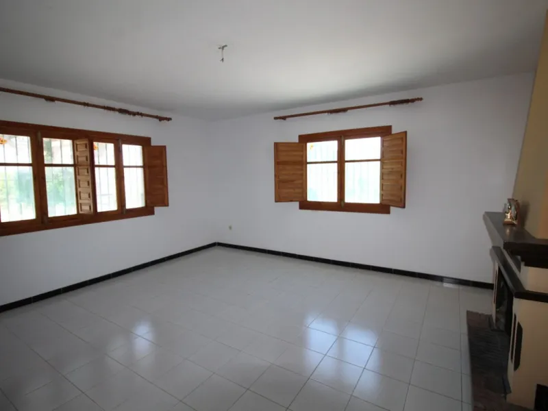 Beautiful 8000 sq. mts. farmhouse near the town of Rubite. The house has a covered terrace, three bedrooms, one bathroom, a lounge with fireplace, kitchen and a garage. Outside, on the upper part of the plot, there is a large swimming pool, a chicken coop