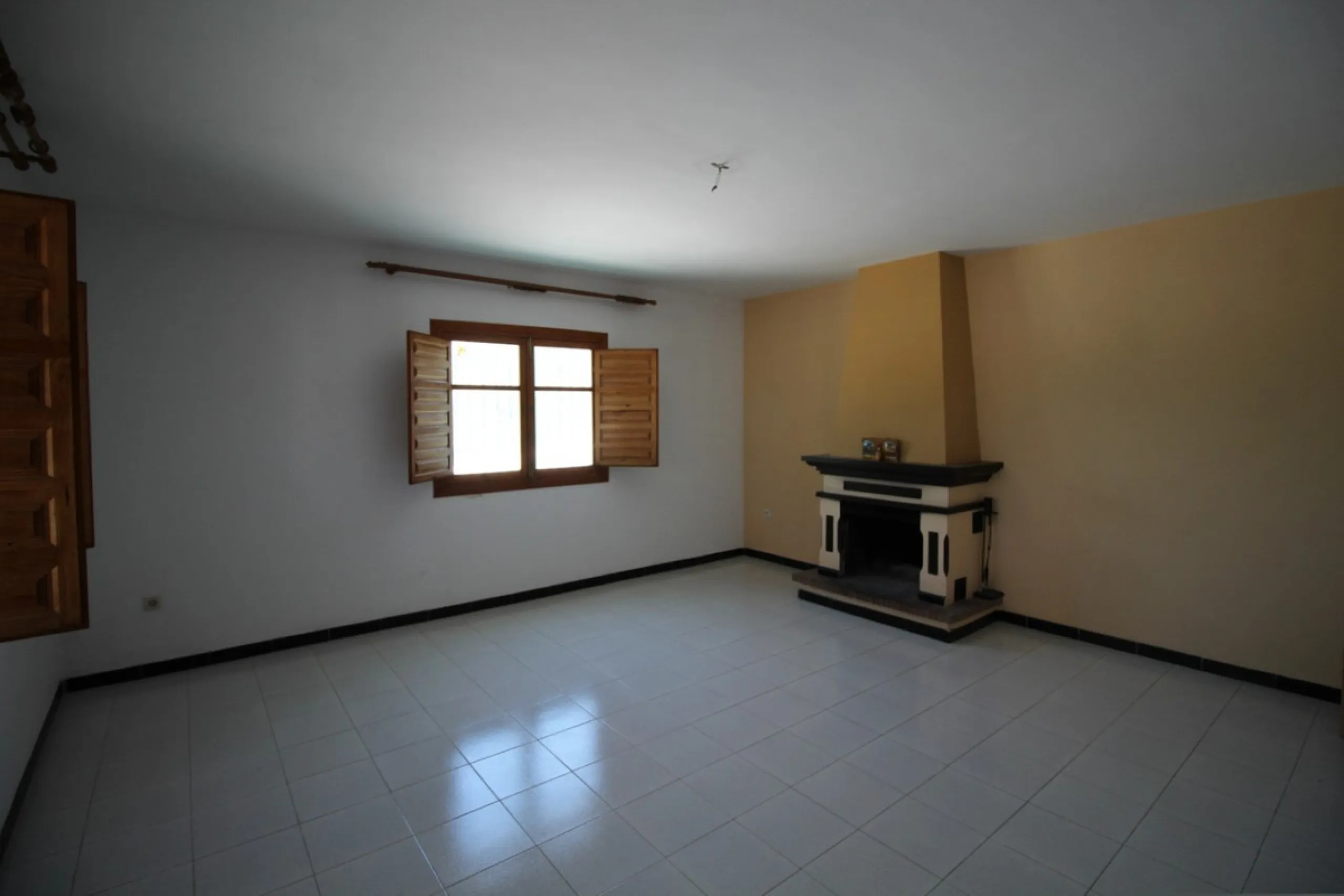 Beautiful 8000 sq. mts. farmhouse near the town of Rubite. The house has a covered terrace, three bedrooms, one bathroom, a lounge with fireplace, kitchen and a garage. Outside, on the upper part of the plot, there is a large swimming pool, a chicken coop