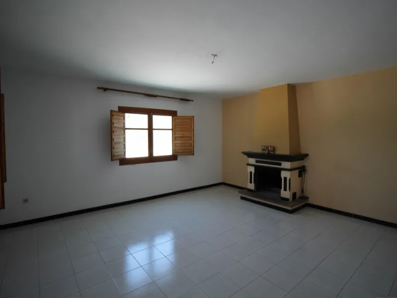 Beautiful 8000 sq. mts. farmhouse near the town of Rubite. The house has a covered terrace, three bedrooms, one bathroom, a lounge with fireplace, kitchen and a garage. Outside, on the upper part of the plot, there is a large swimming pool, a chicken coop
