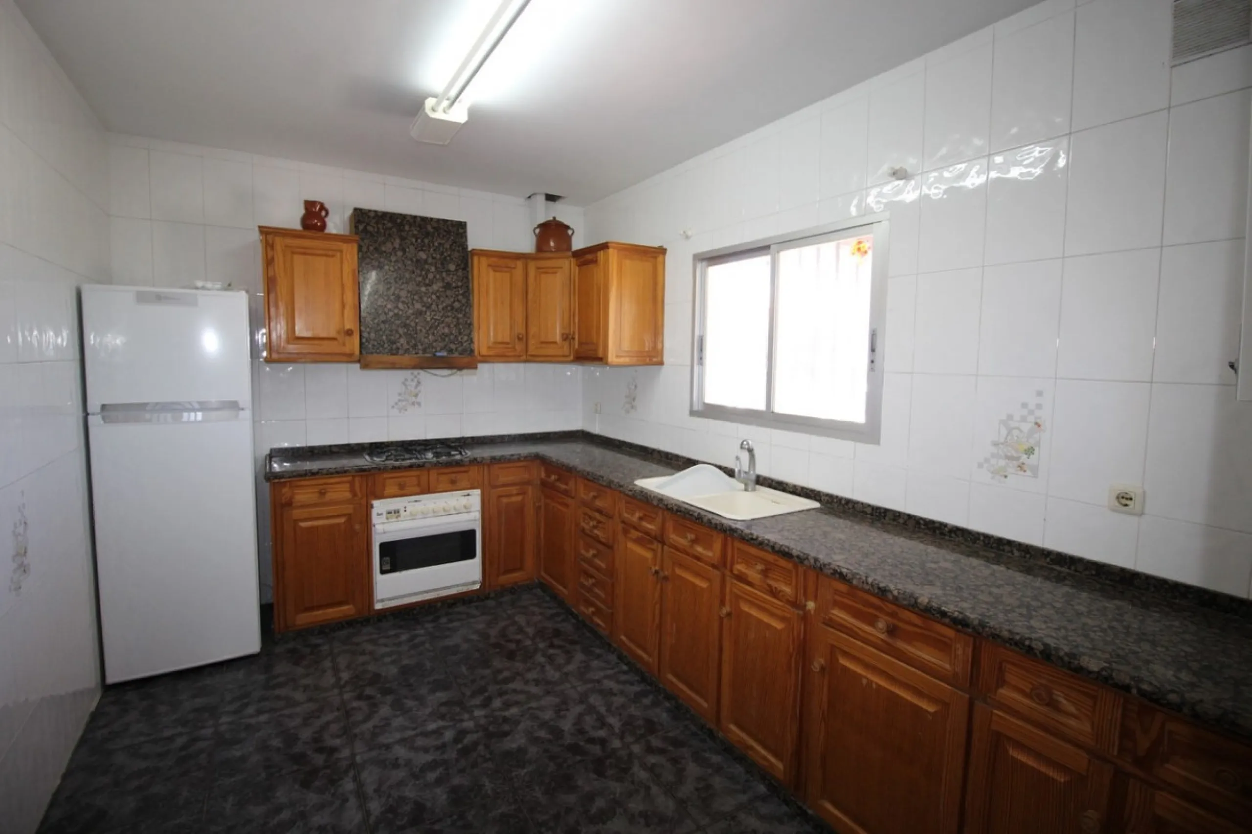 Beautiful 8000 sq. mts. farmhouse near the town of Rubite. The house has a covered terrace, three bedrooms, one bathroom, a lounge with fireplace, kitchen and a garage. Outside, on the upper part of the plot, there is a large swimming pool, a chicken coop