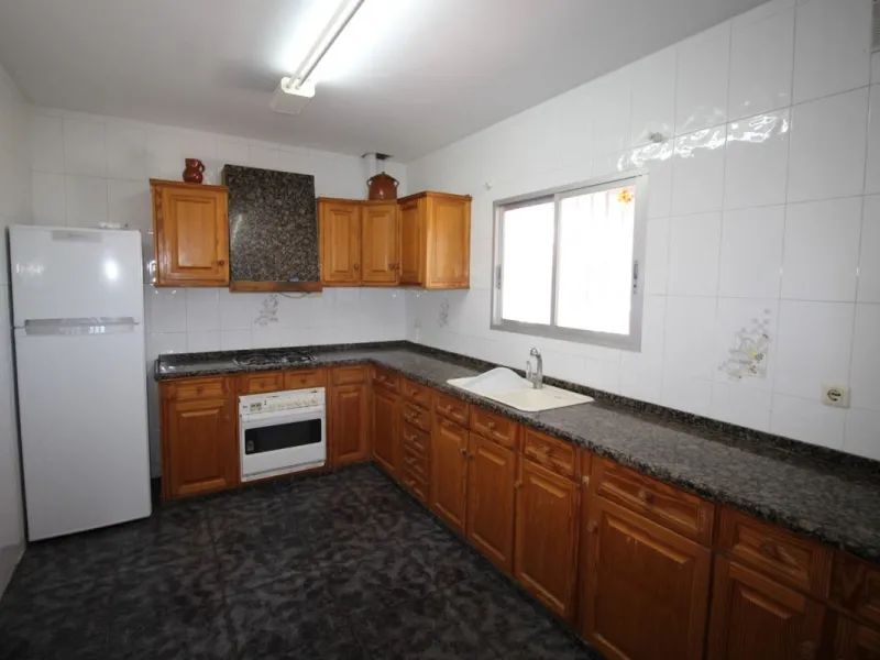 Beautiful 8000 sq. mts. farmhouse near the town of Rubite. The house has a covered terrace, three bedrooms, one bathroom, a lounge with fireplace, kitchen and a garage. Outside, on the upper part of the plot, there is a large swimming pool, a chicken coop